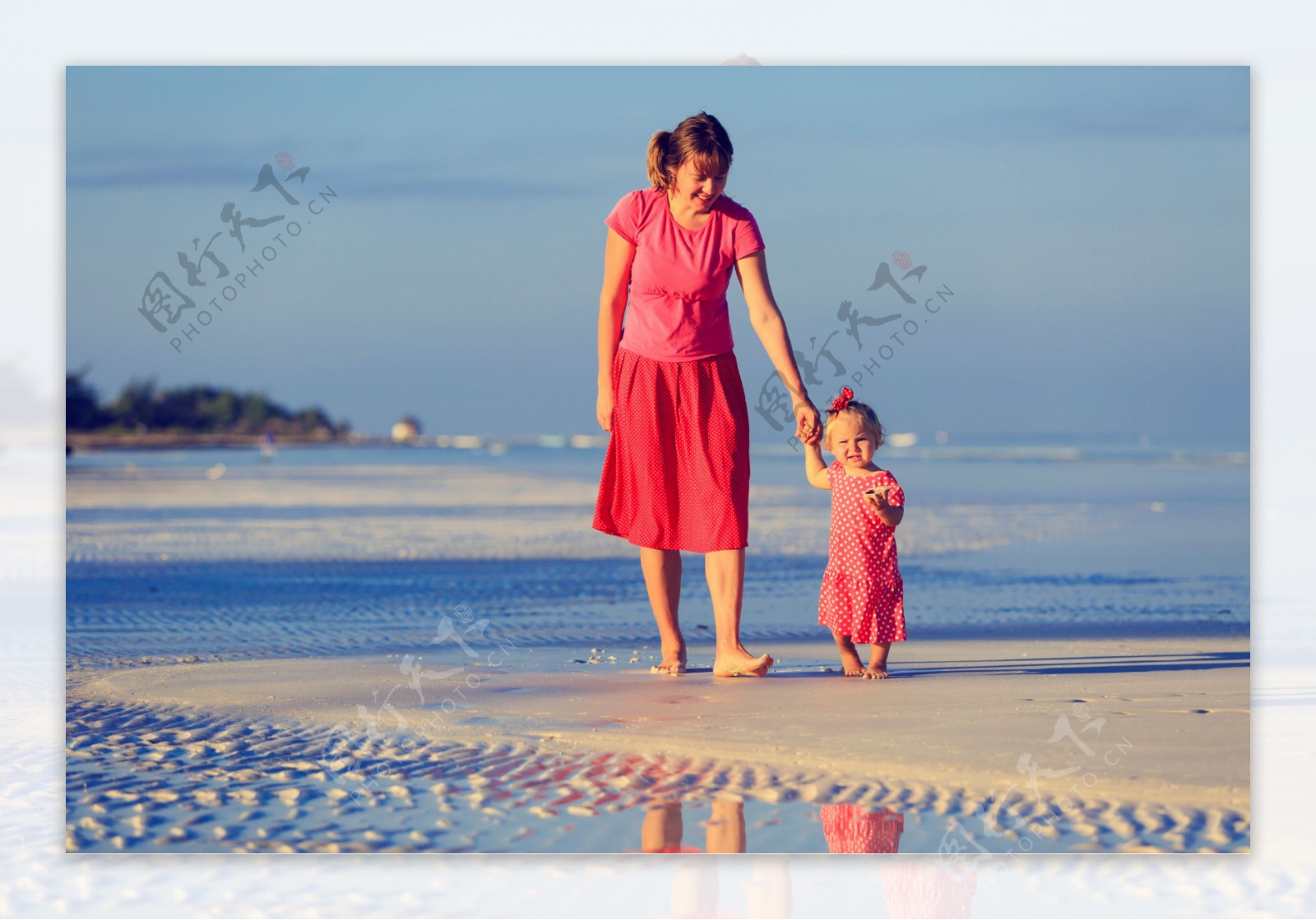 海滩散步的母女图片