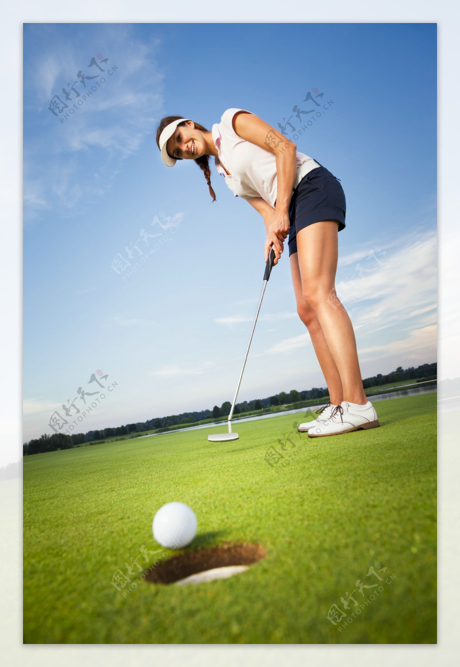 正在打高尔夫的外国美女