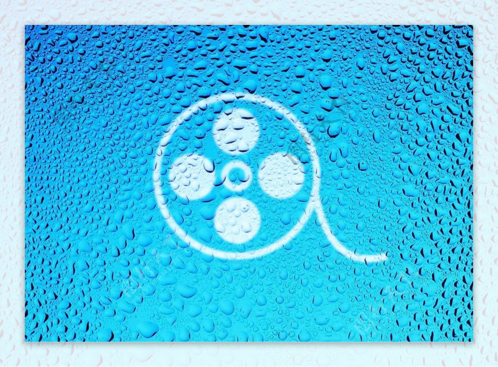 雨天玻璃水滴Logo样机