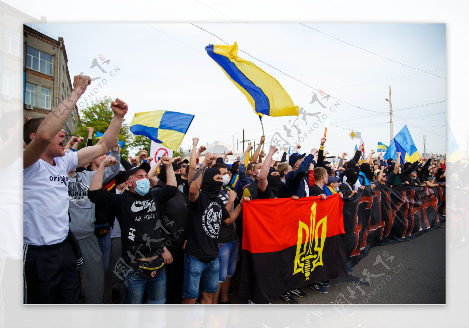 举着国旗游行的乌克兰群众