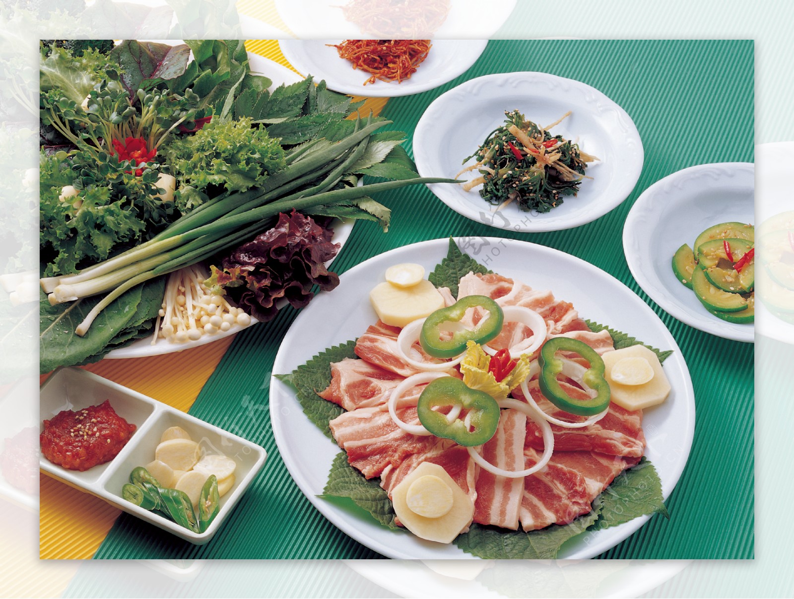 韩国五花肉和配菜图片