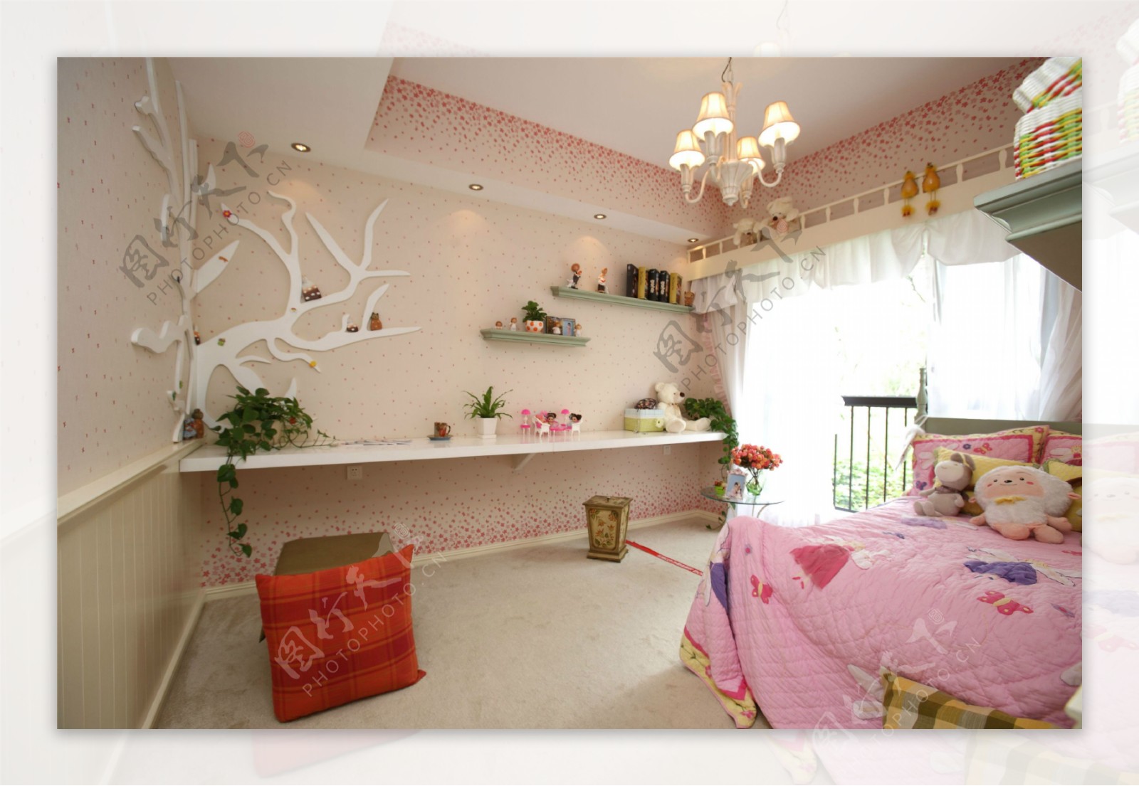 美式时尚卧室粉色背景墙落地窗设计图