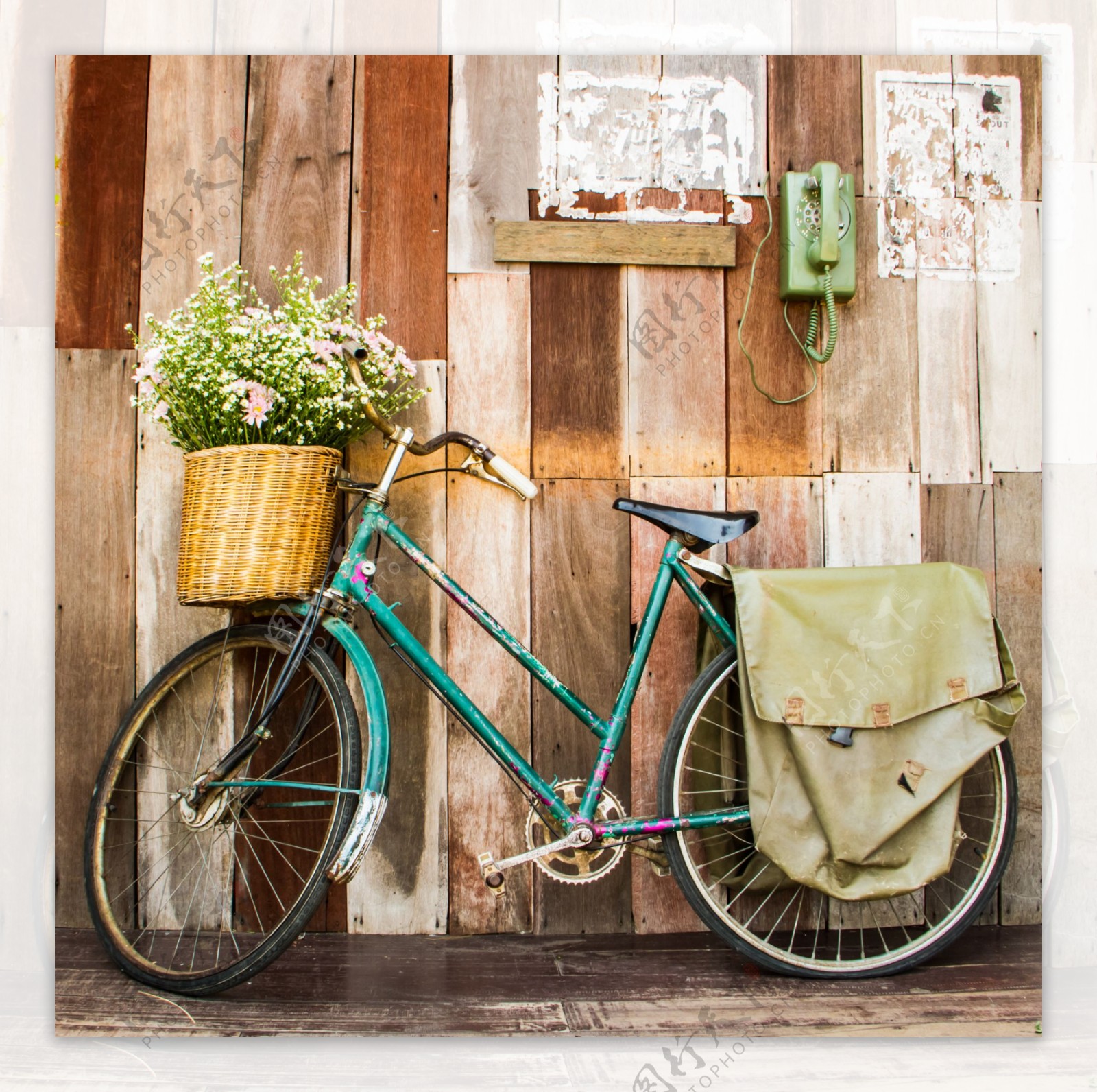 停靠在木板旁的自行车图片