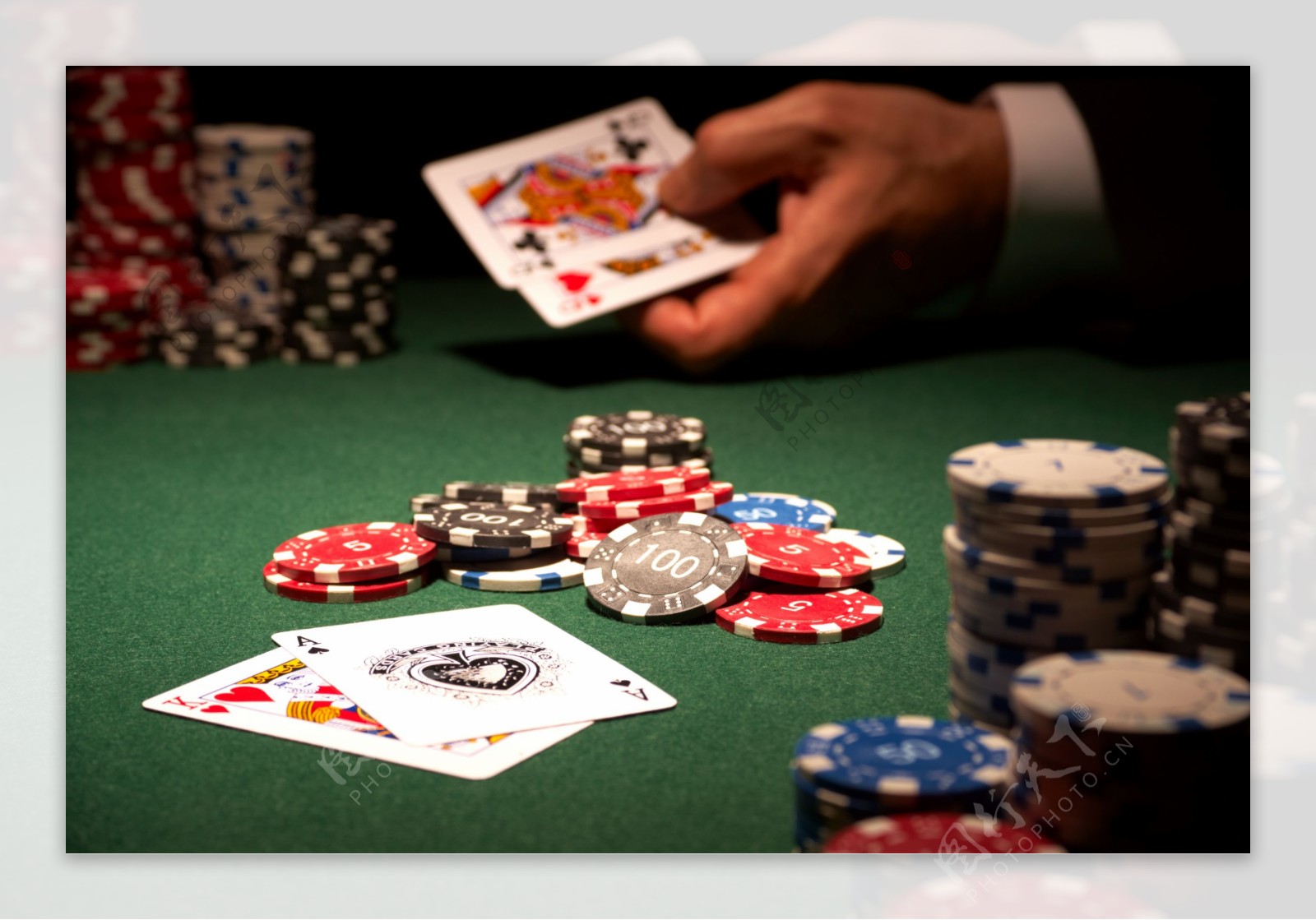 赌桌上的扑克与筹码图片