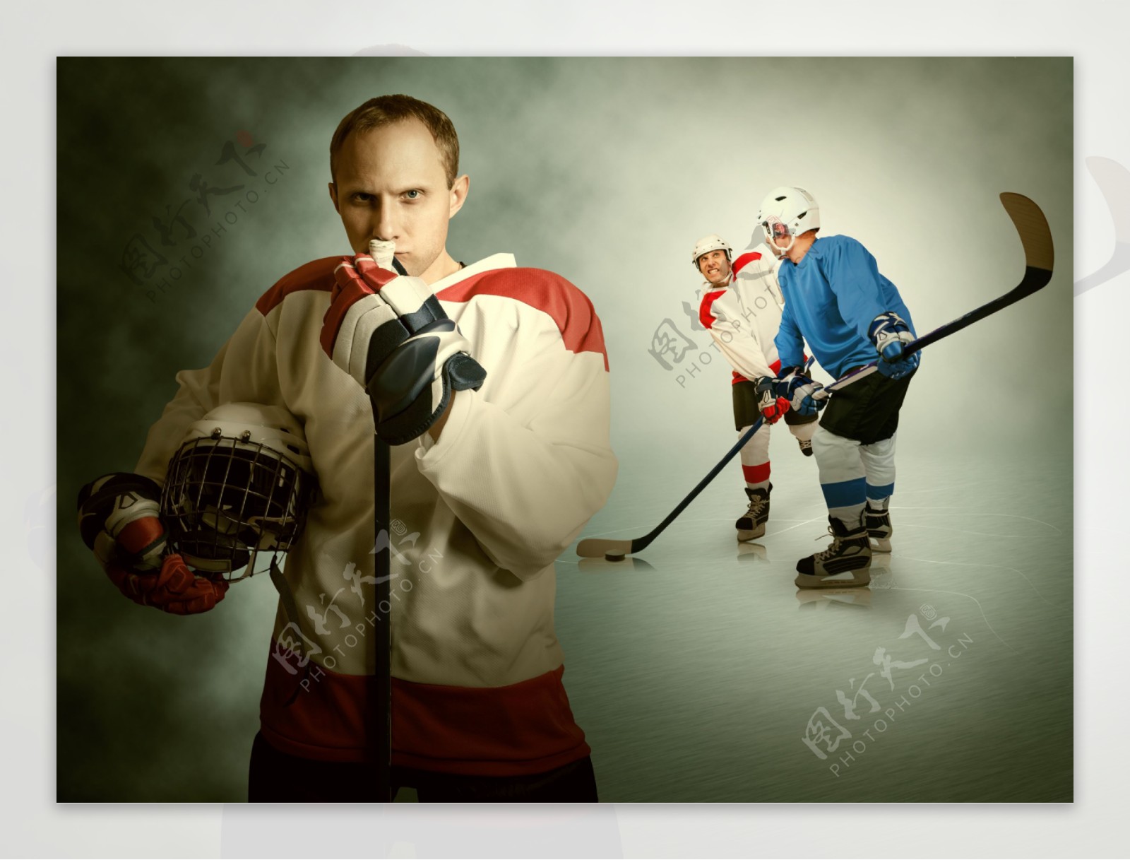 冰球运动员和队友图片