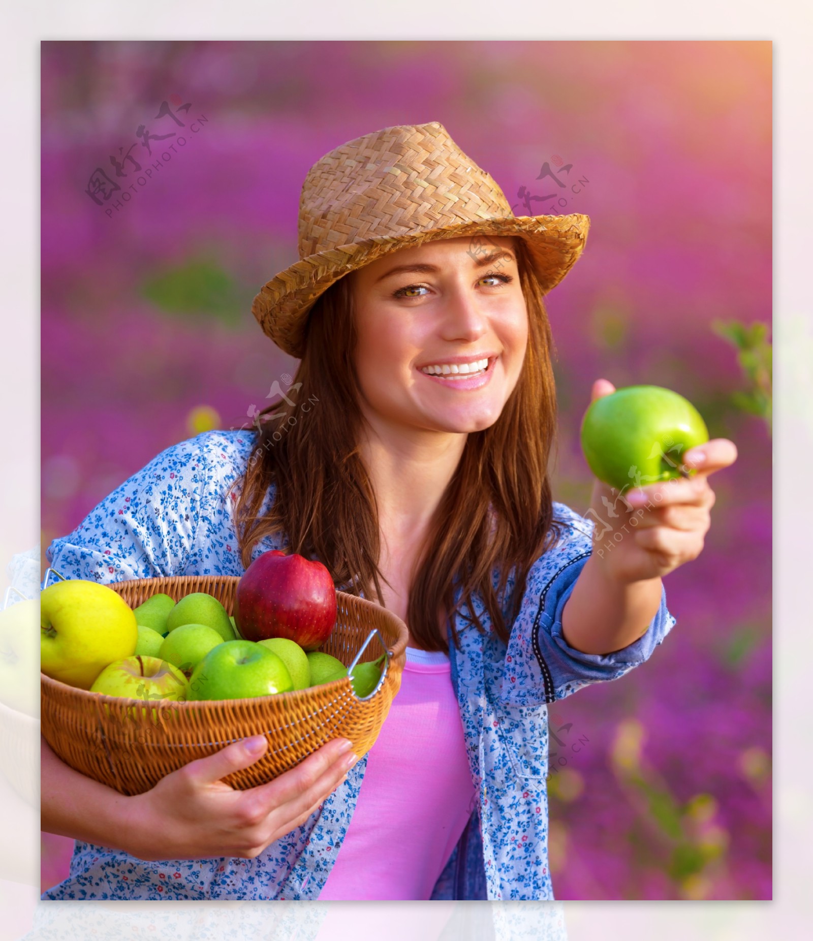 拿着水果的外国美女图片