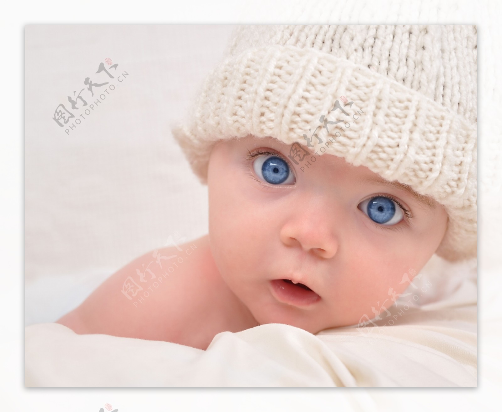 蓝色大眼睛漂亮的婴儿图片