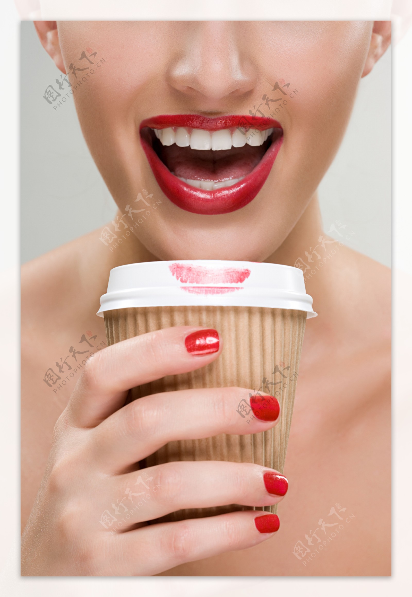 喝咖啡的女性图片