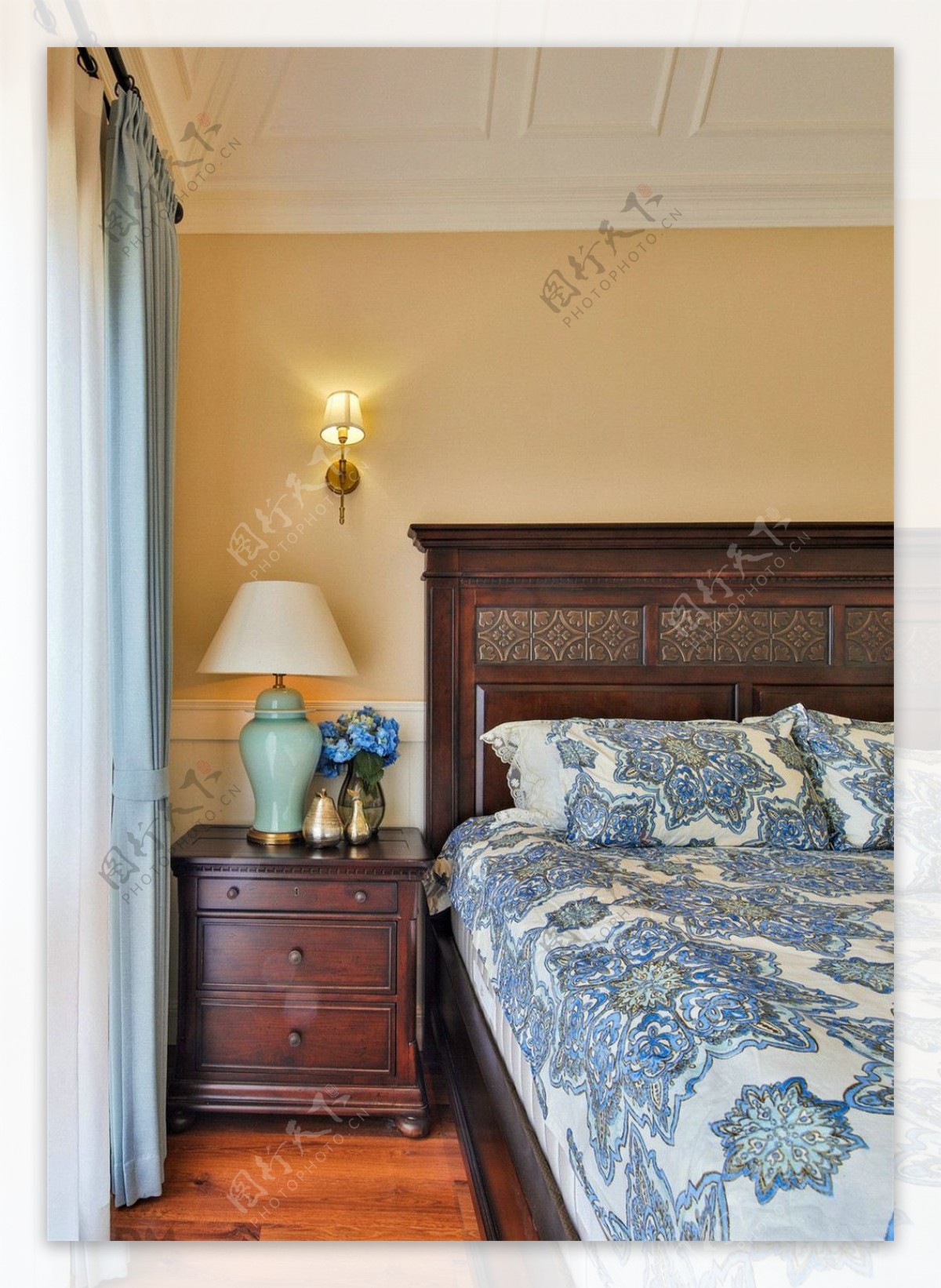 美式大气卧室床头柜设计图