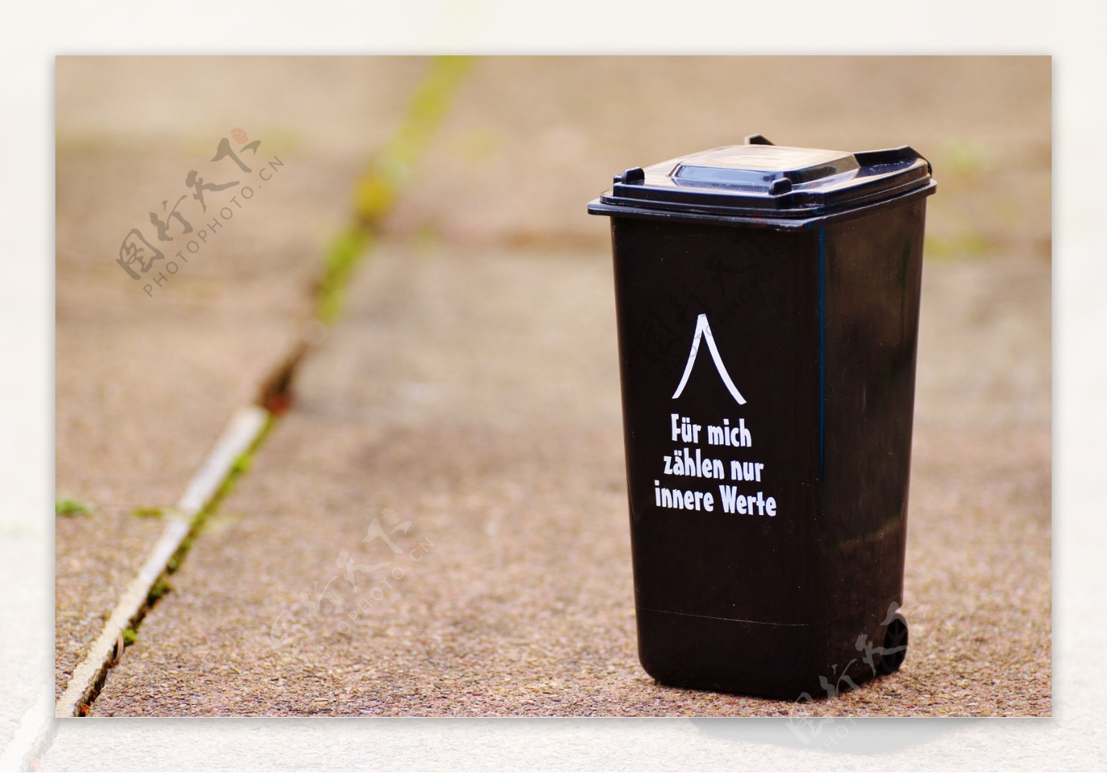 黑色环保塑料垃圾桶图片
