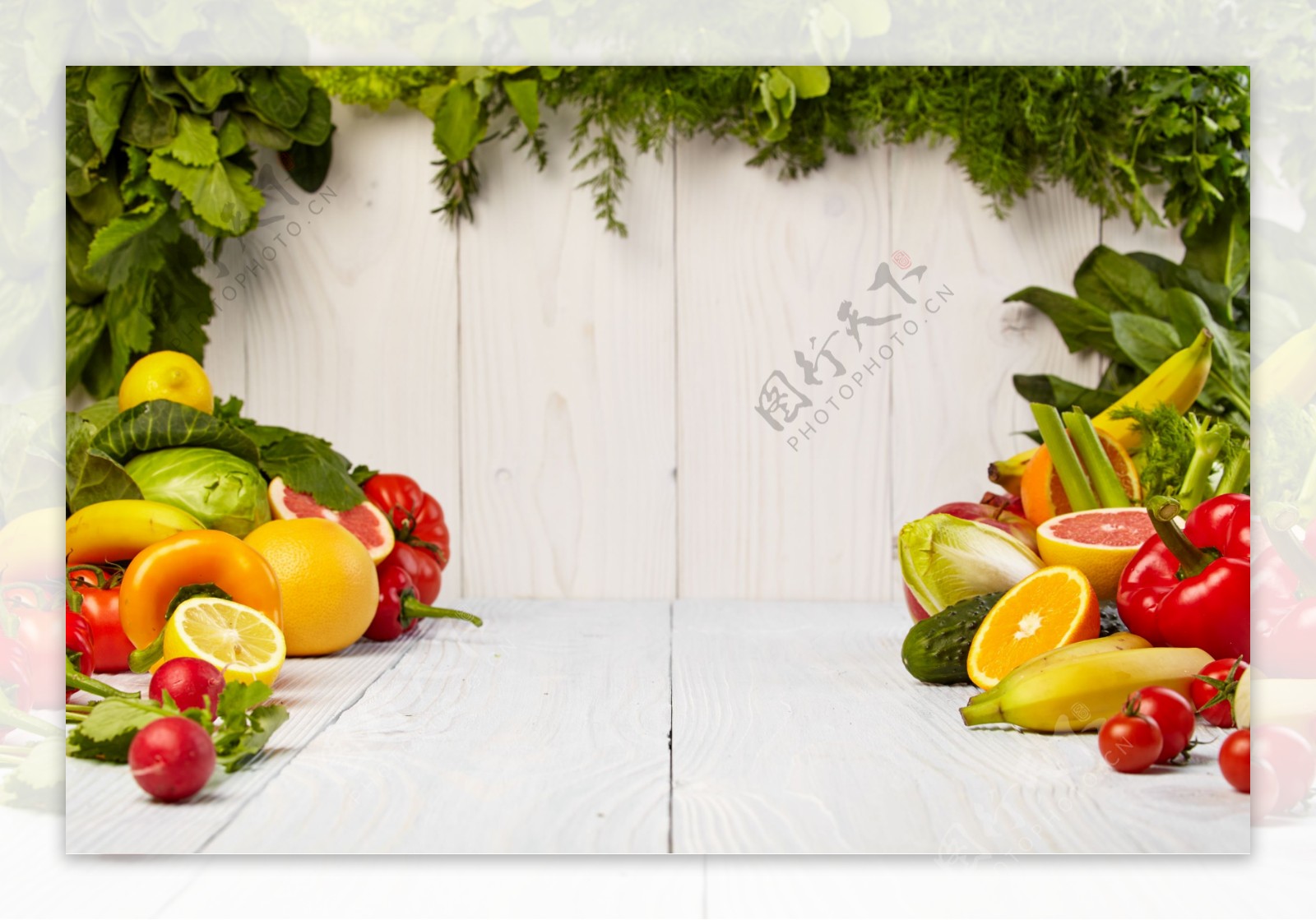 木板上的新鲜果蔬图片