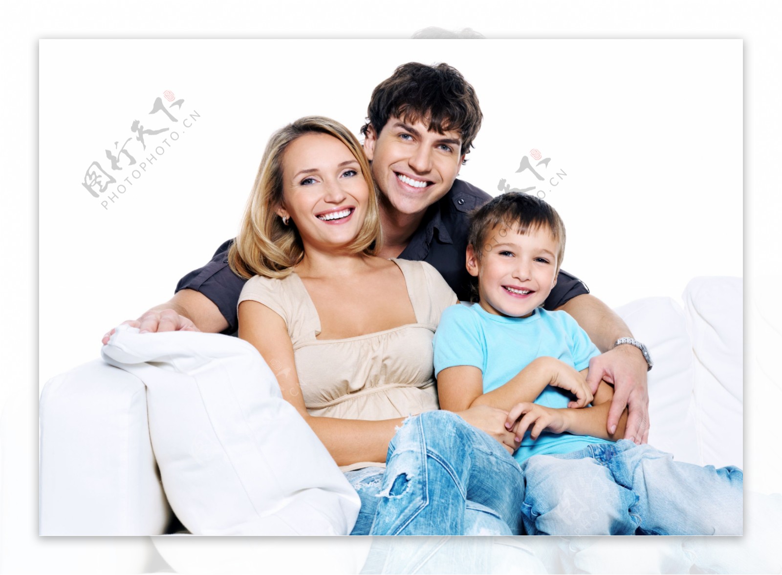 沙发上的幸福家庭图片