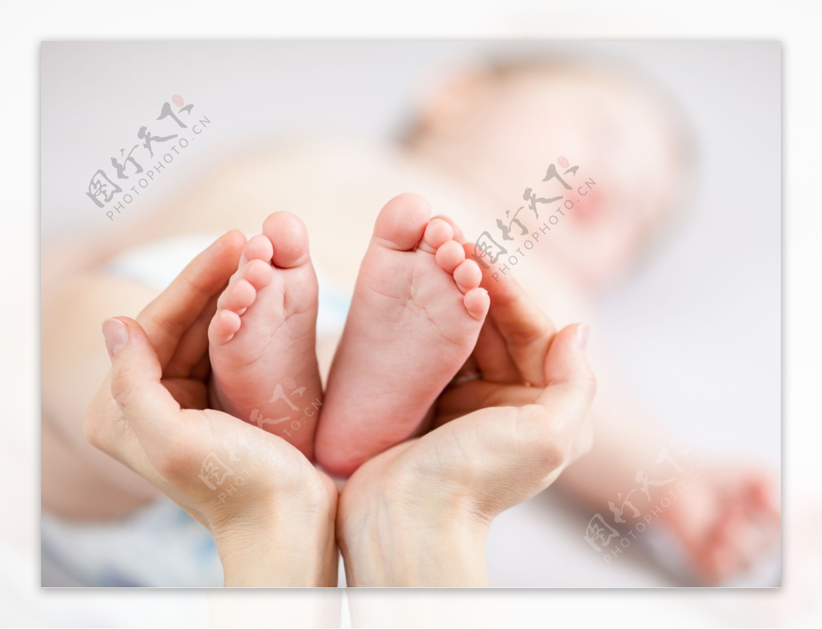 捧在手心里的婴儿双脚图片