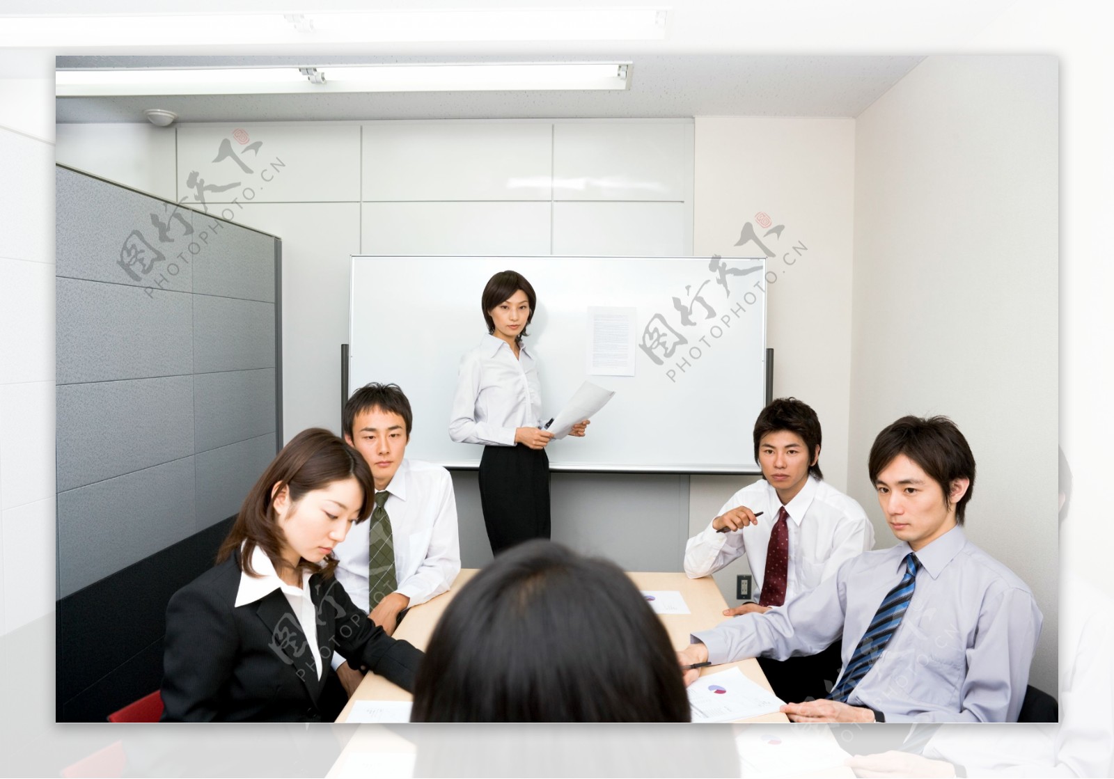 正在商讨研究会议的商务团队图片