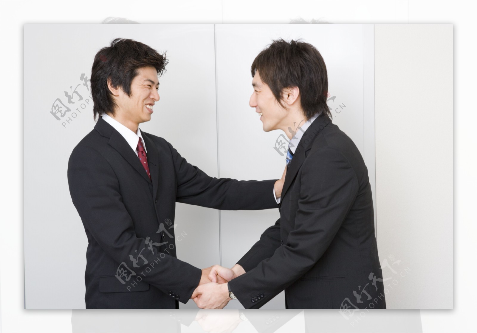 亲切握手合作的商务男性图片