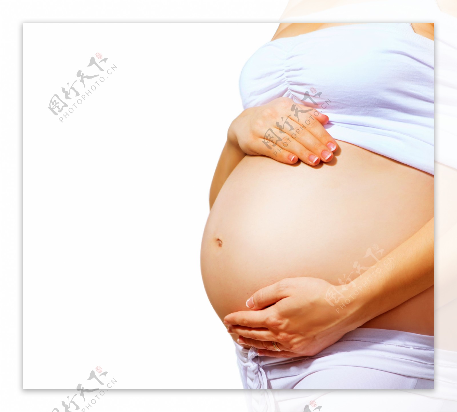 双手抱着肚子的孕妇图片