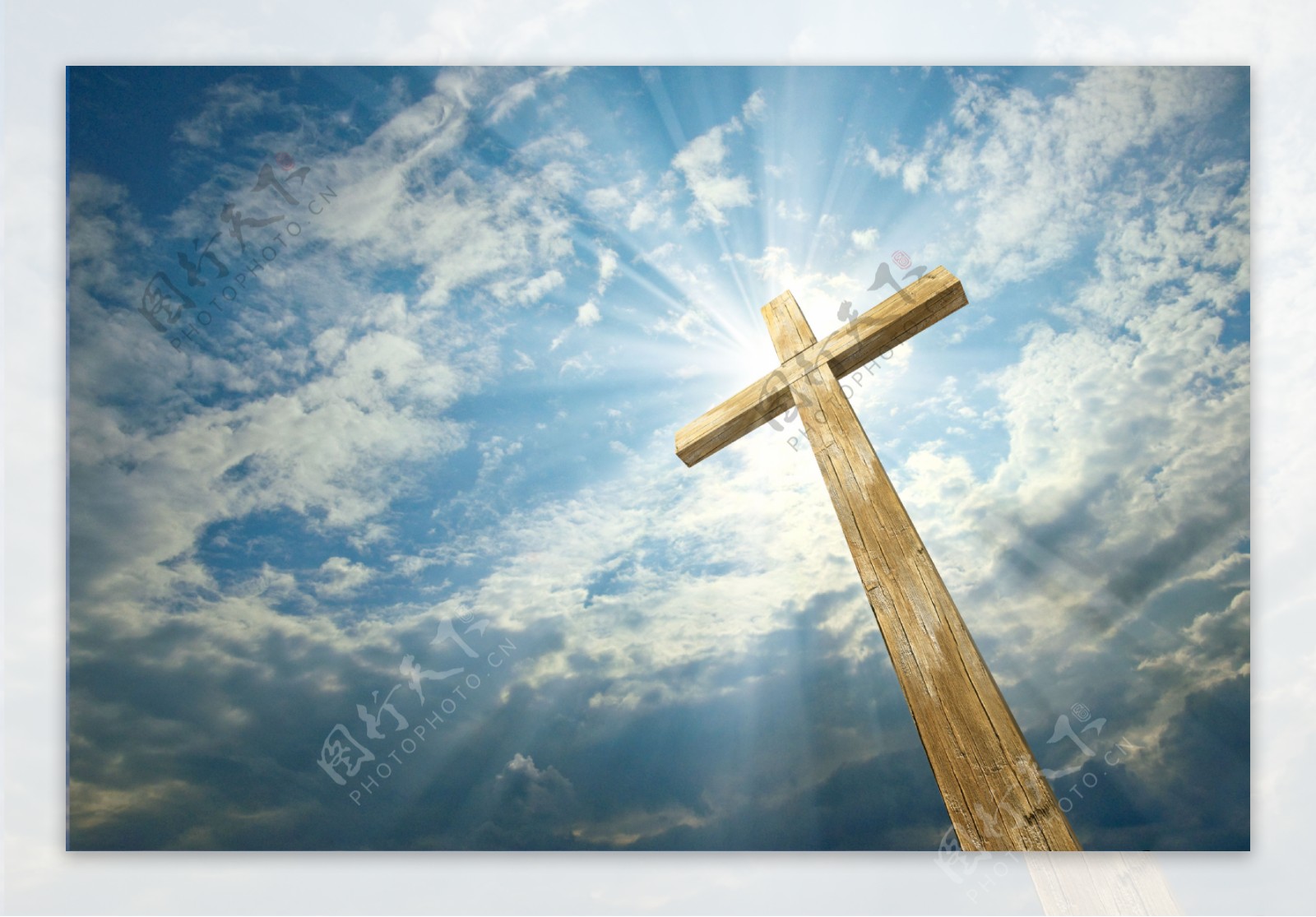 阳光下的十字架图片