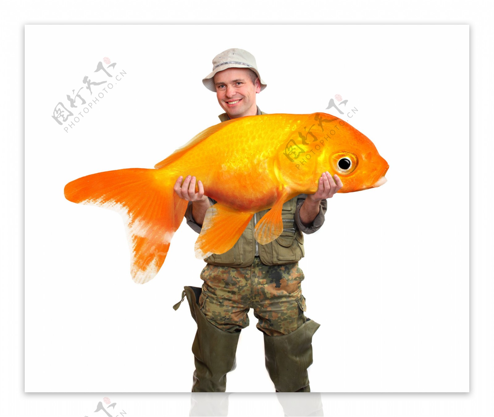 抱着一条大金鱼的外国人图片