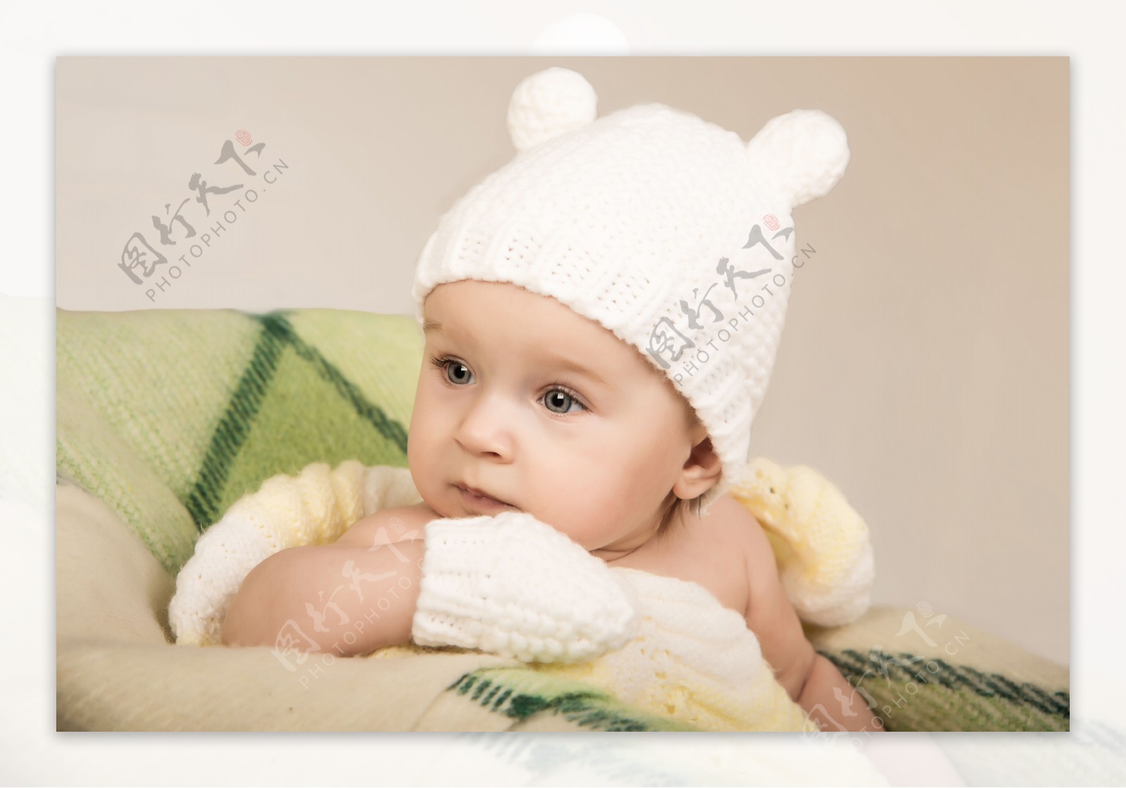 白色帽子的婴儿图片