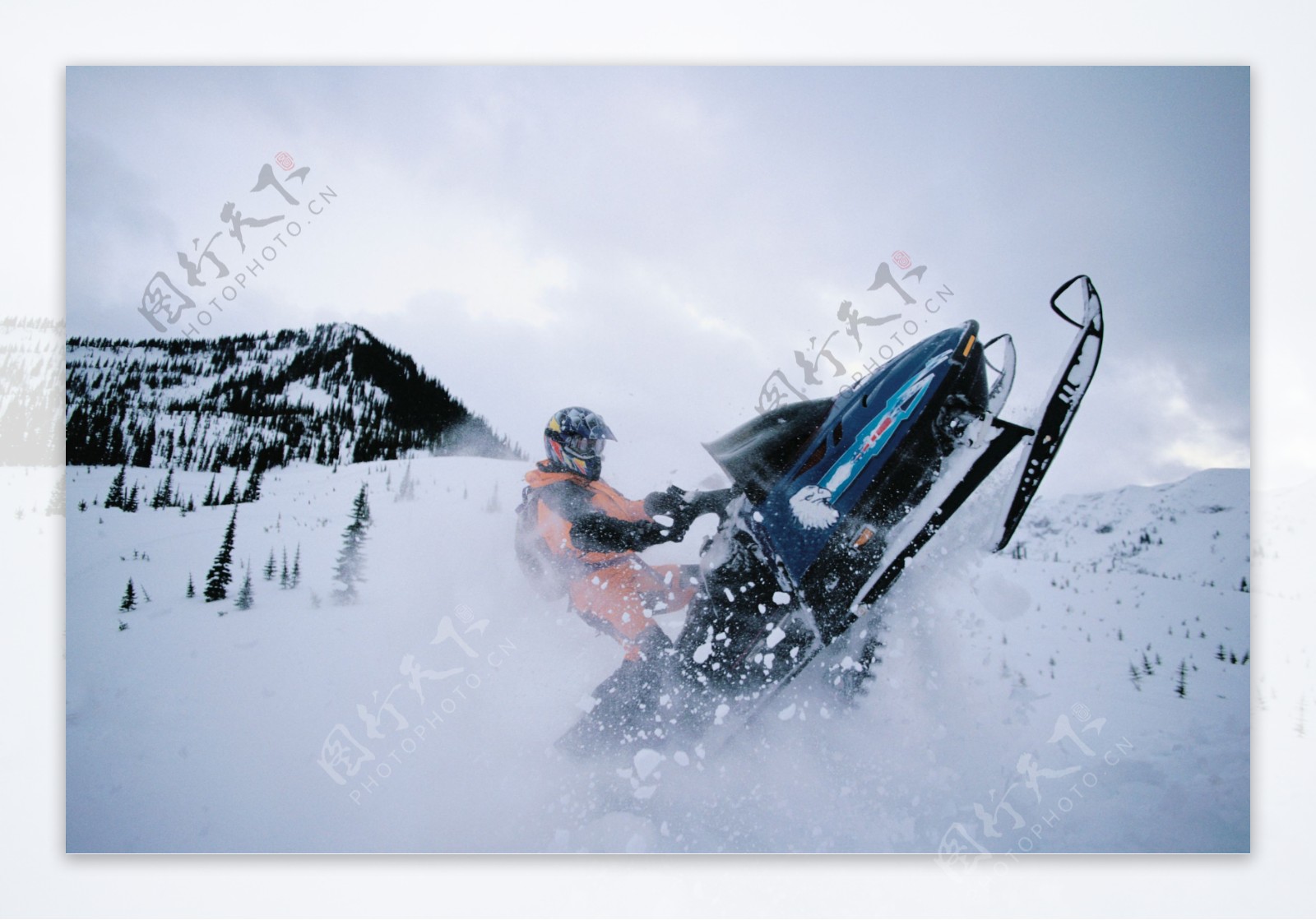 开雪地摩托的运动员高清图片