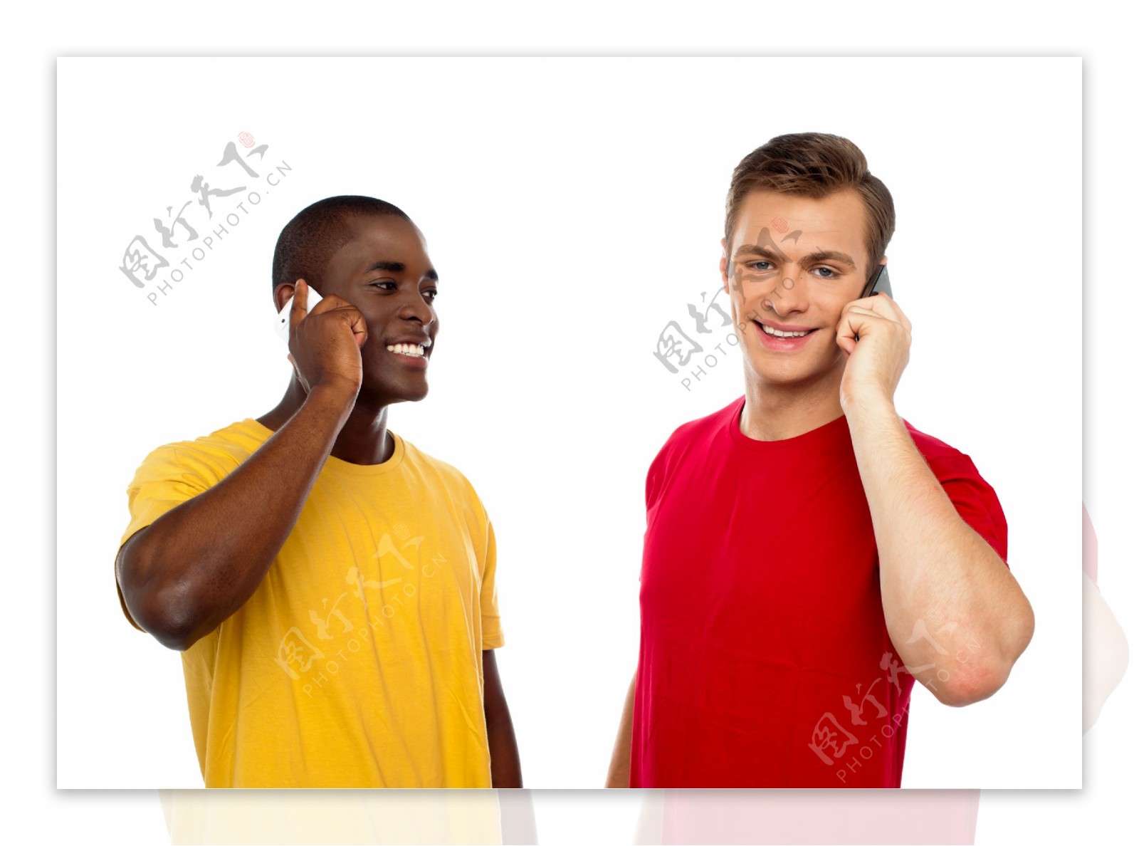 两个正在打电话的外国男人图片