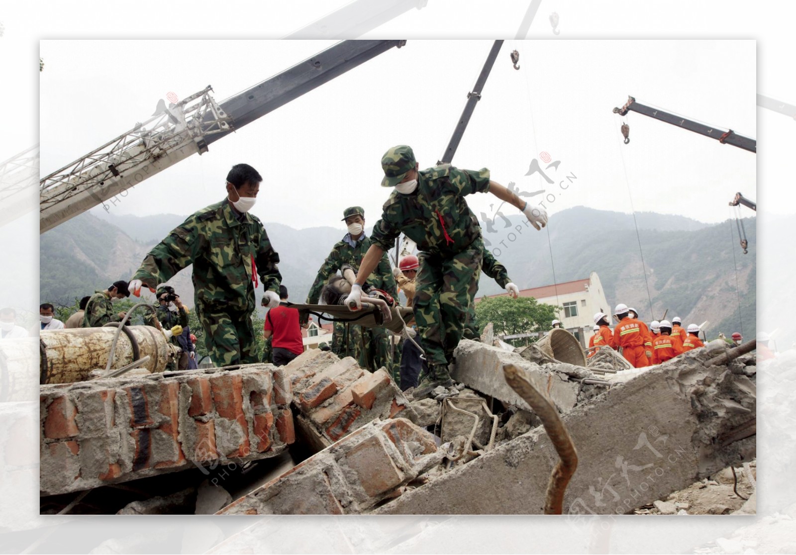 抗震救灾的部队图片