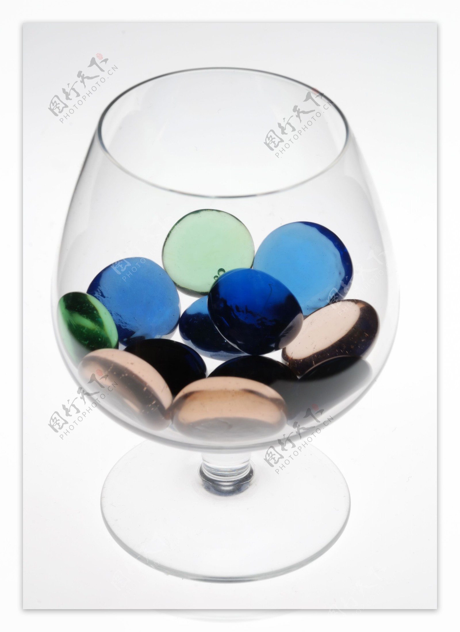 红酒杯中的玻璃球图片