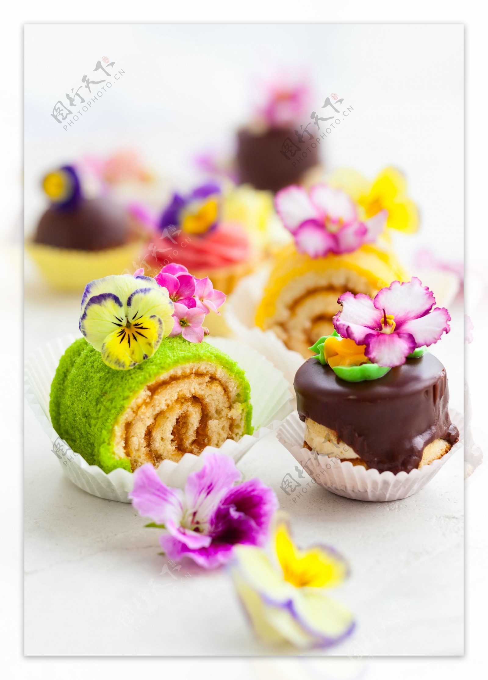 美味蛋糕与花朵