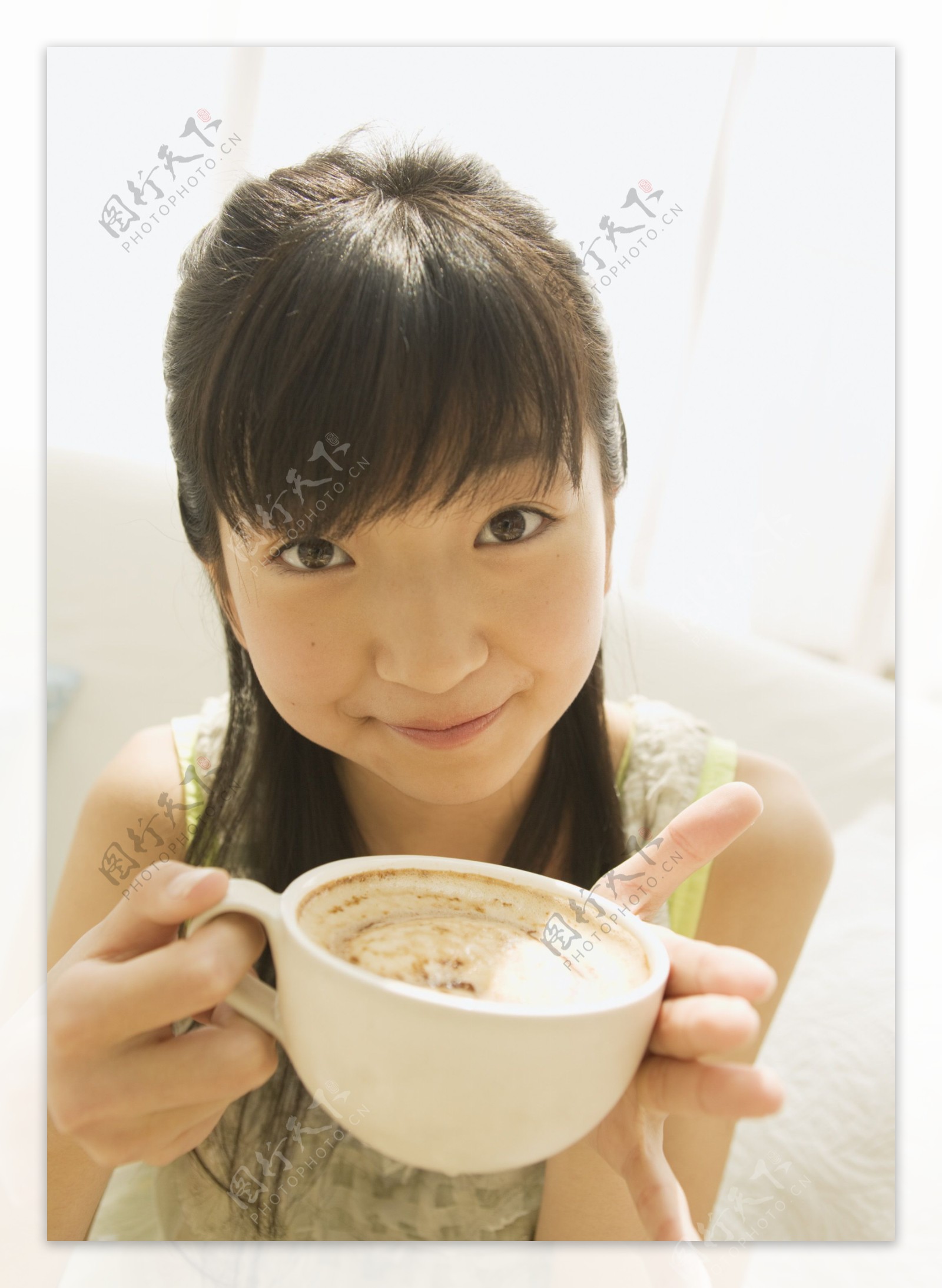 喝咖啡的可爱女孩图片