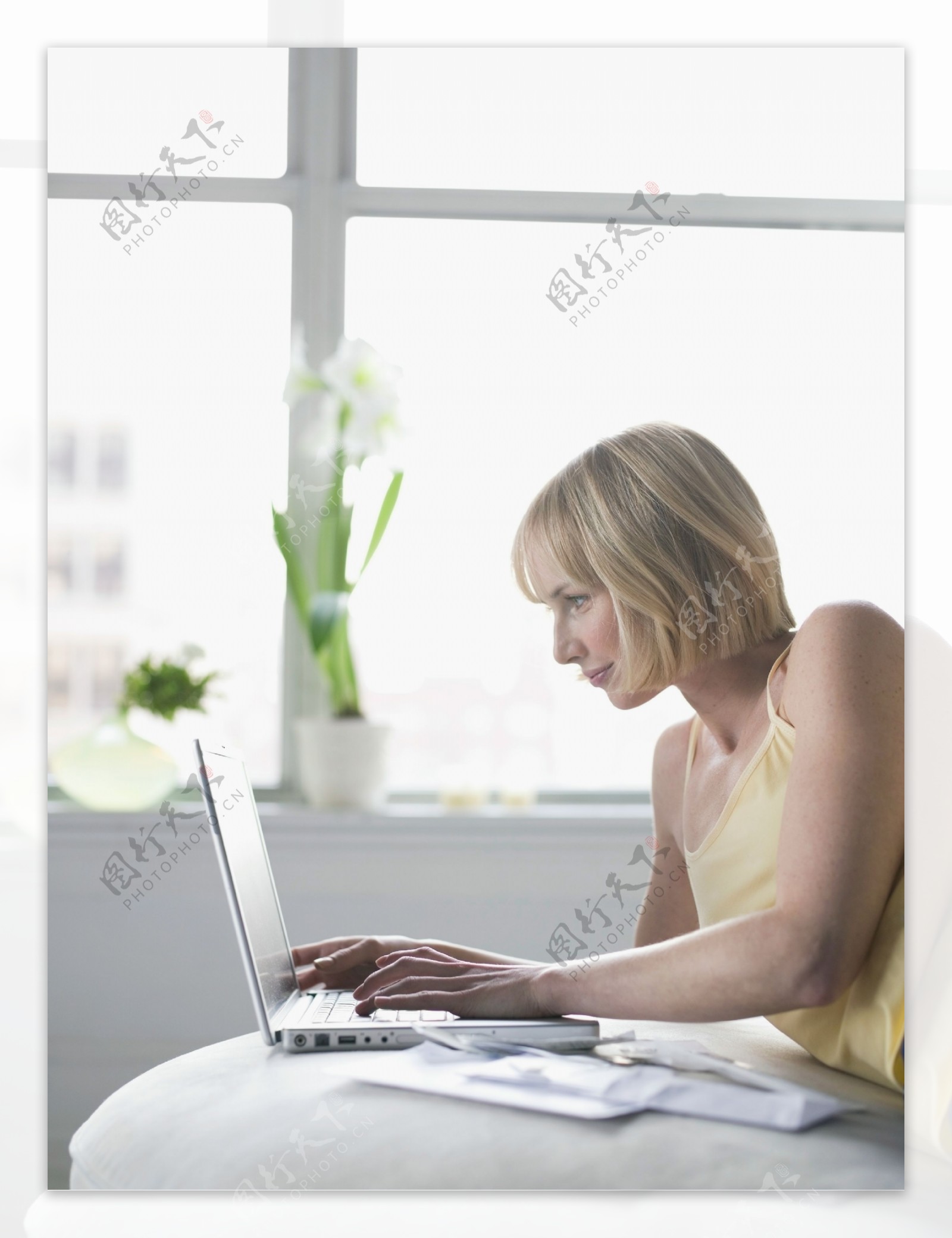 趴着操作电脑的女人图片