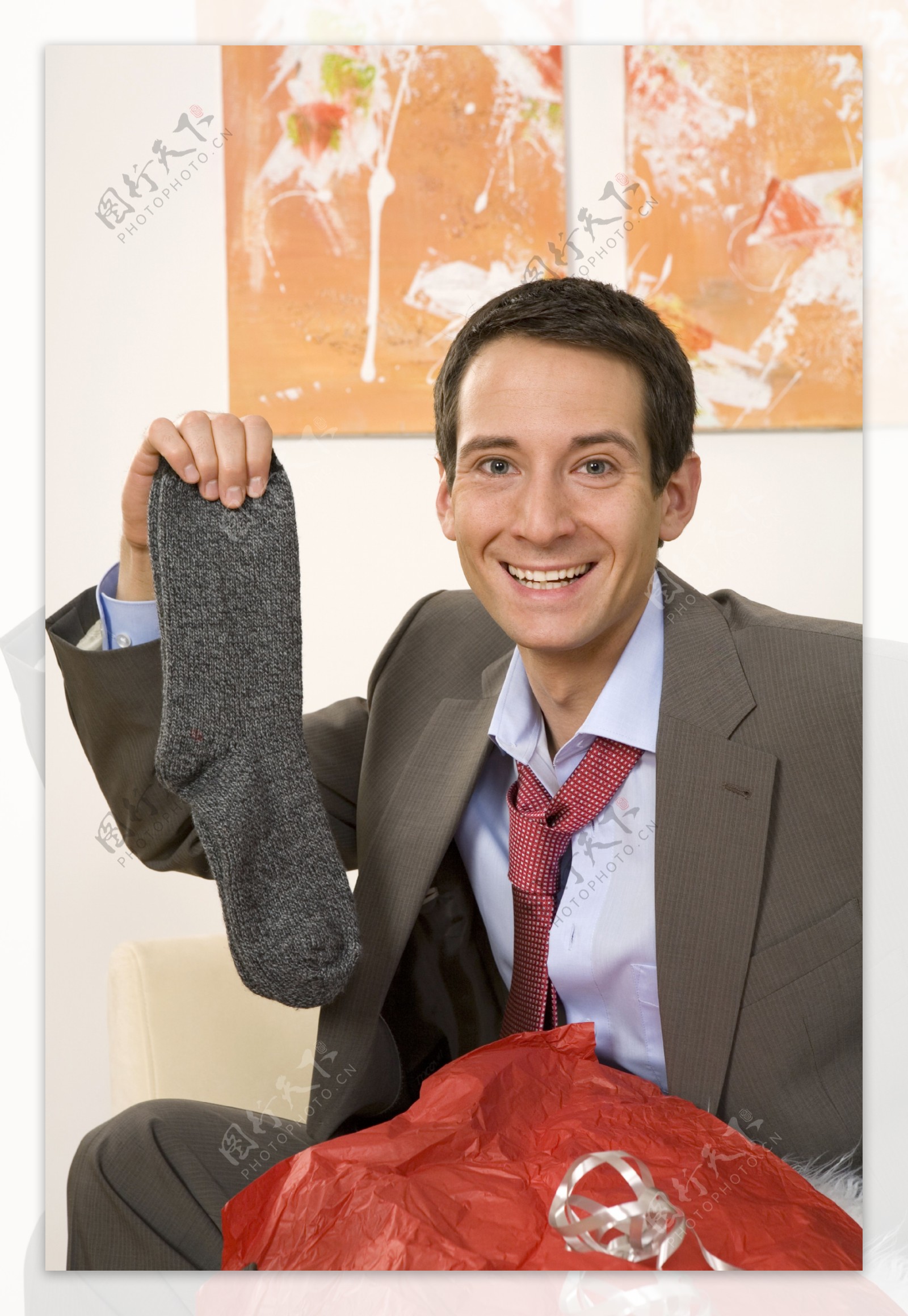 手拿袜子的男人图片