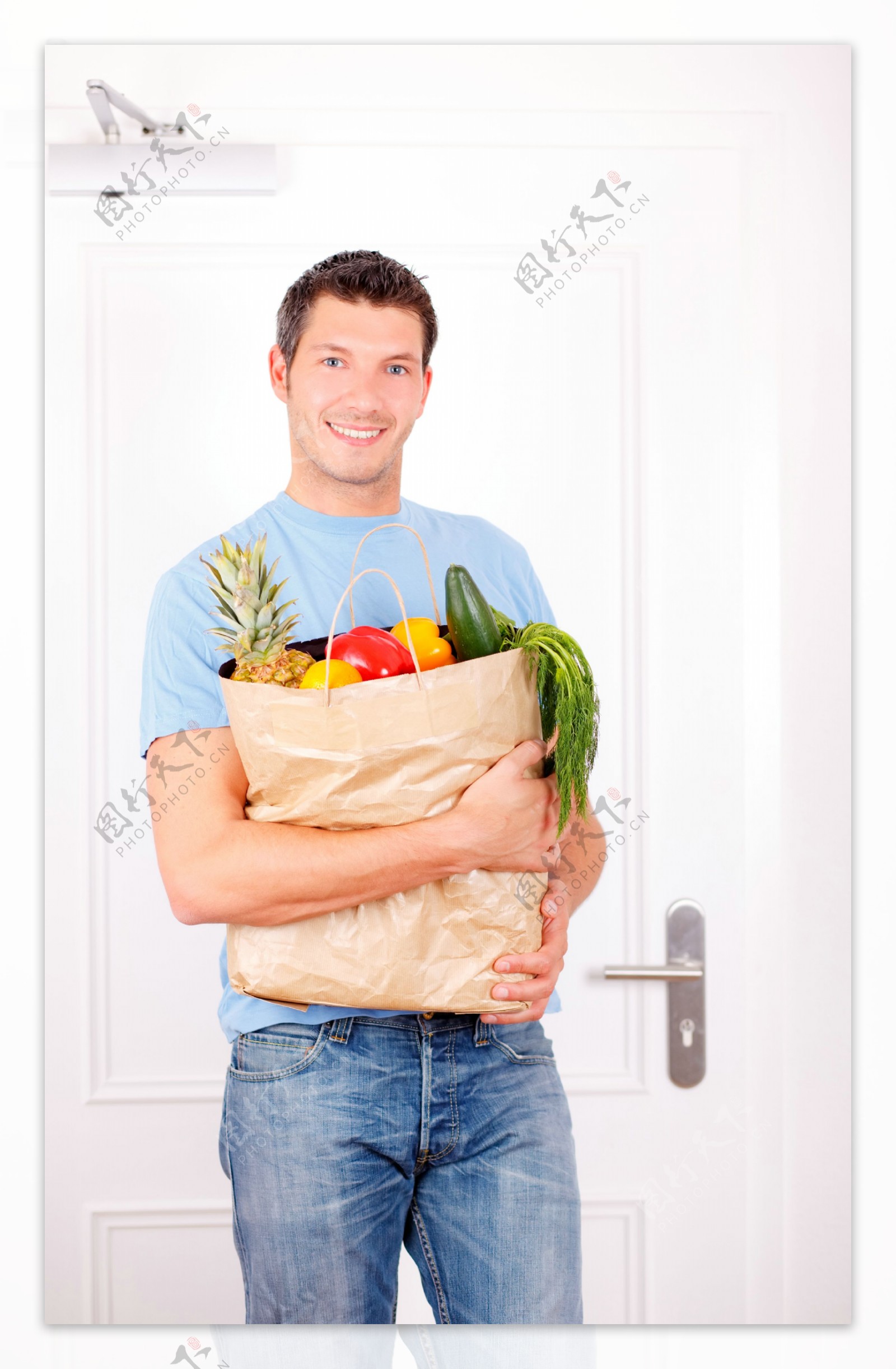 抱着蔬菜的男人图片
