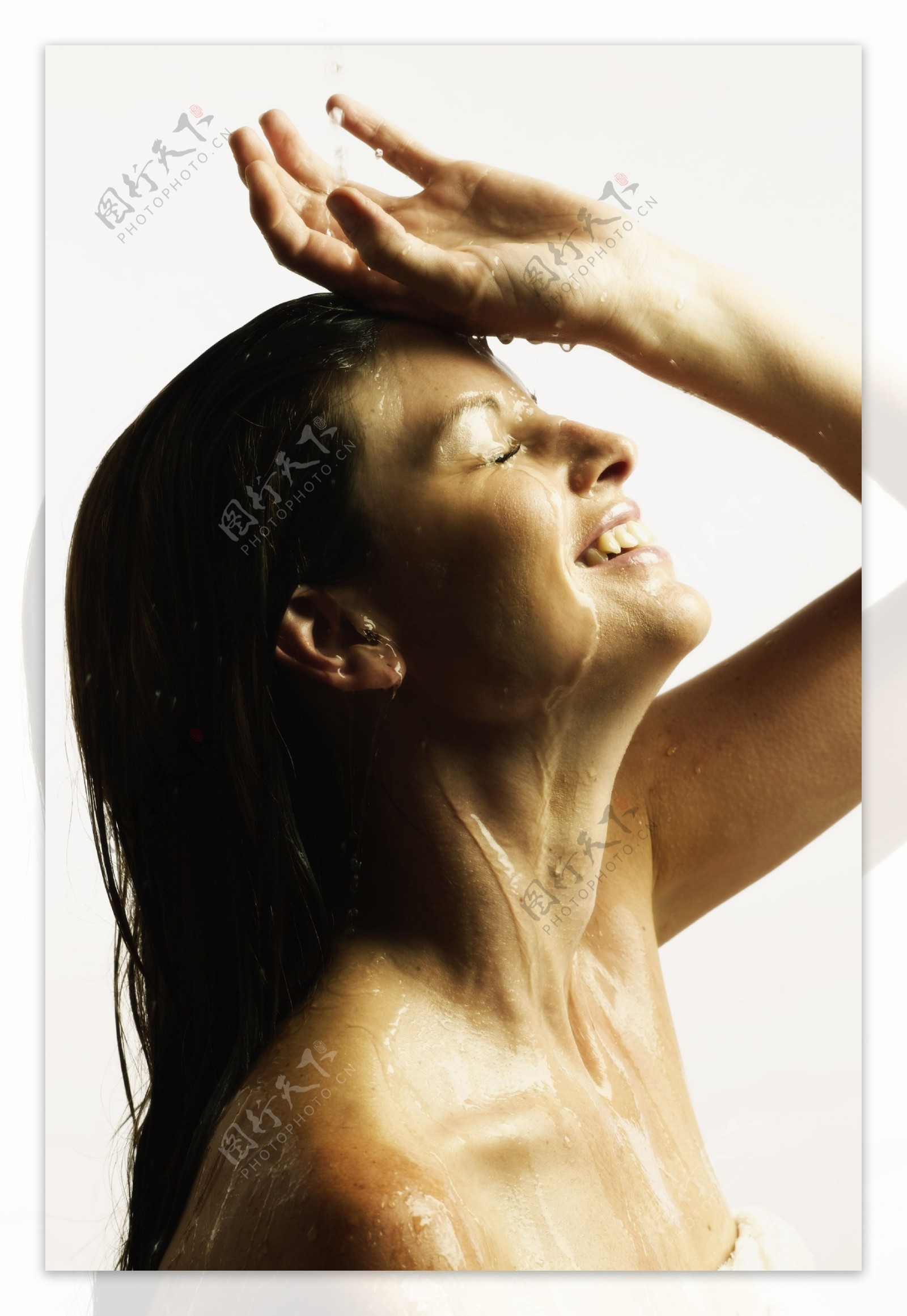 沐浴中的女人图片