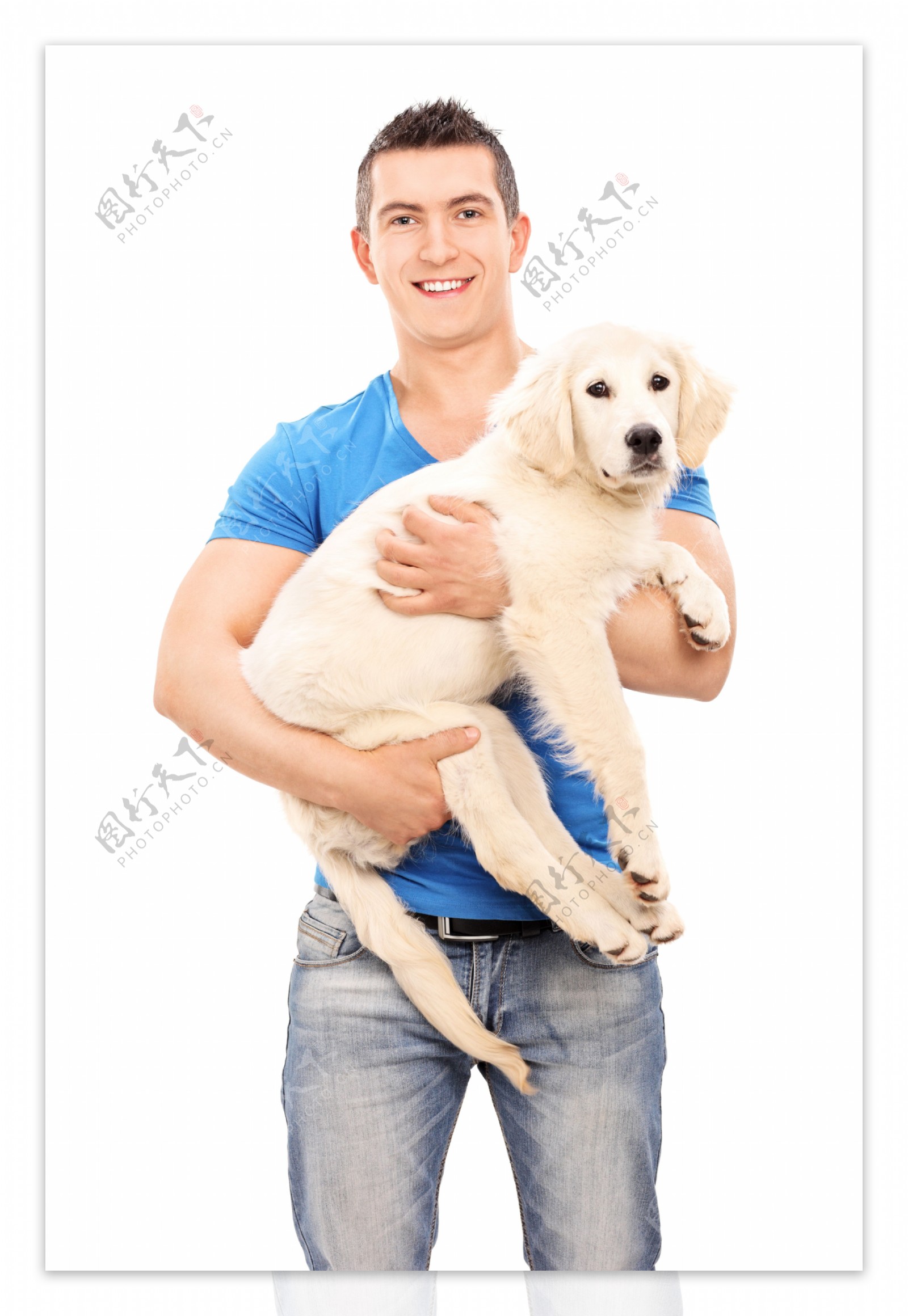 抱着狗的男人图片