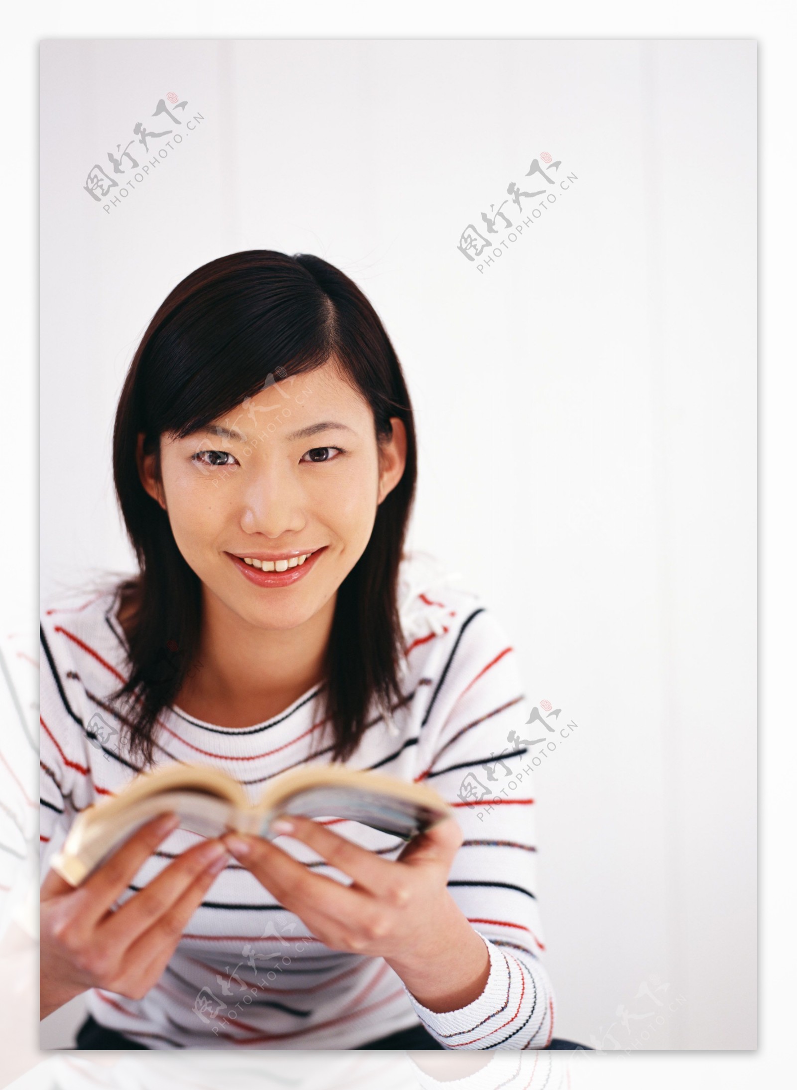 看书学习的女生图片
