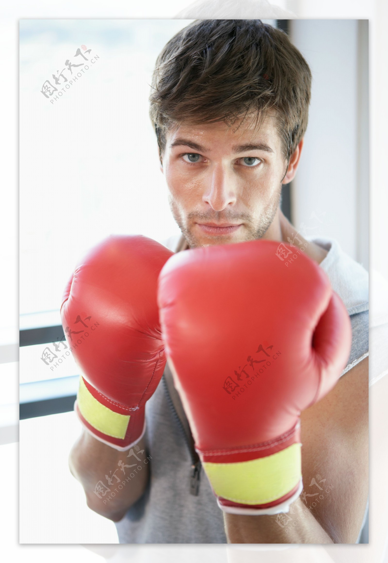 拳击健身的男人图片