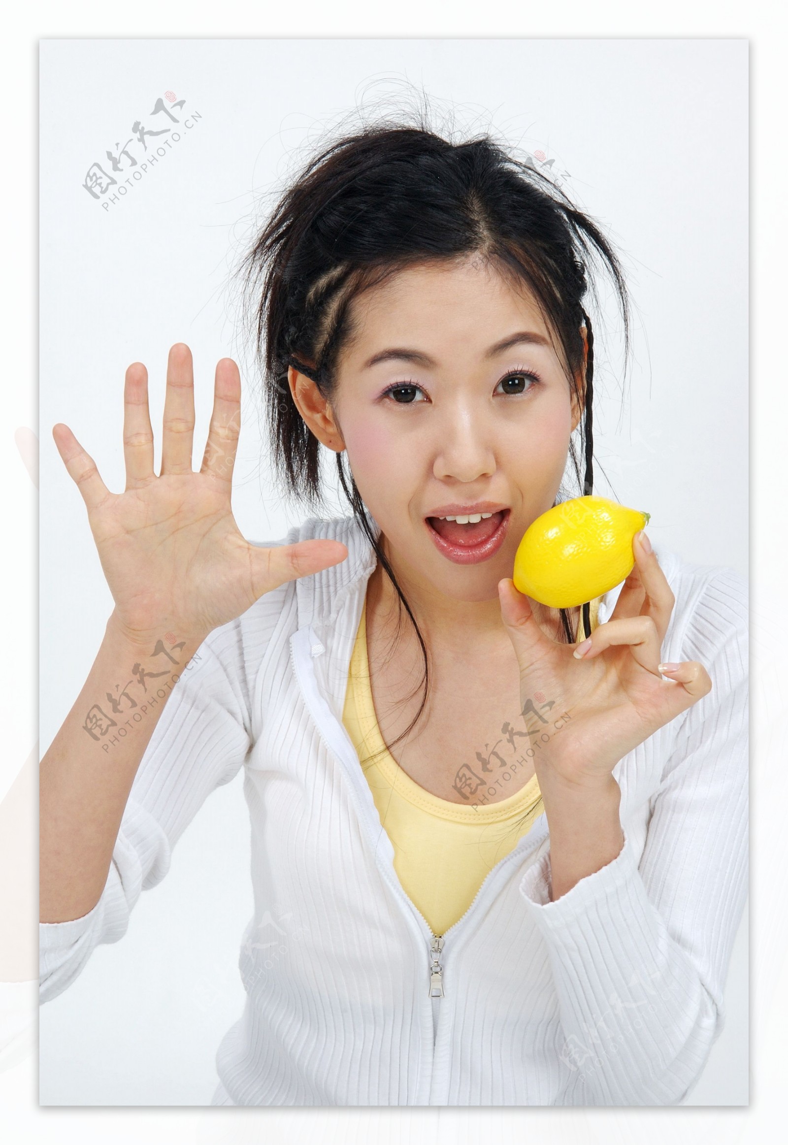 少女与柠檬图片