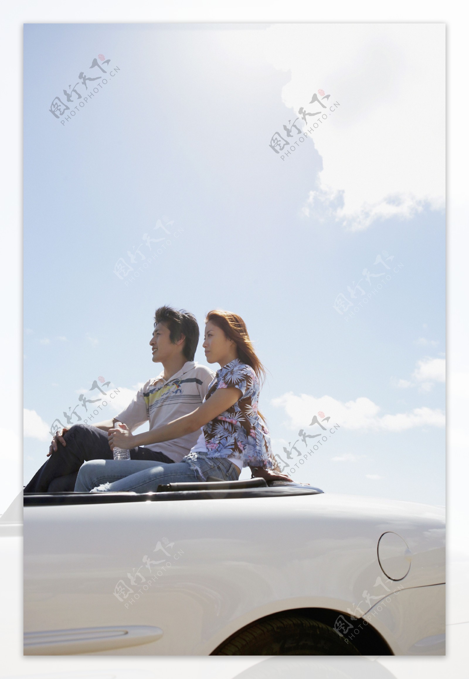 坐在车上的情侣图片