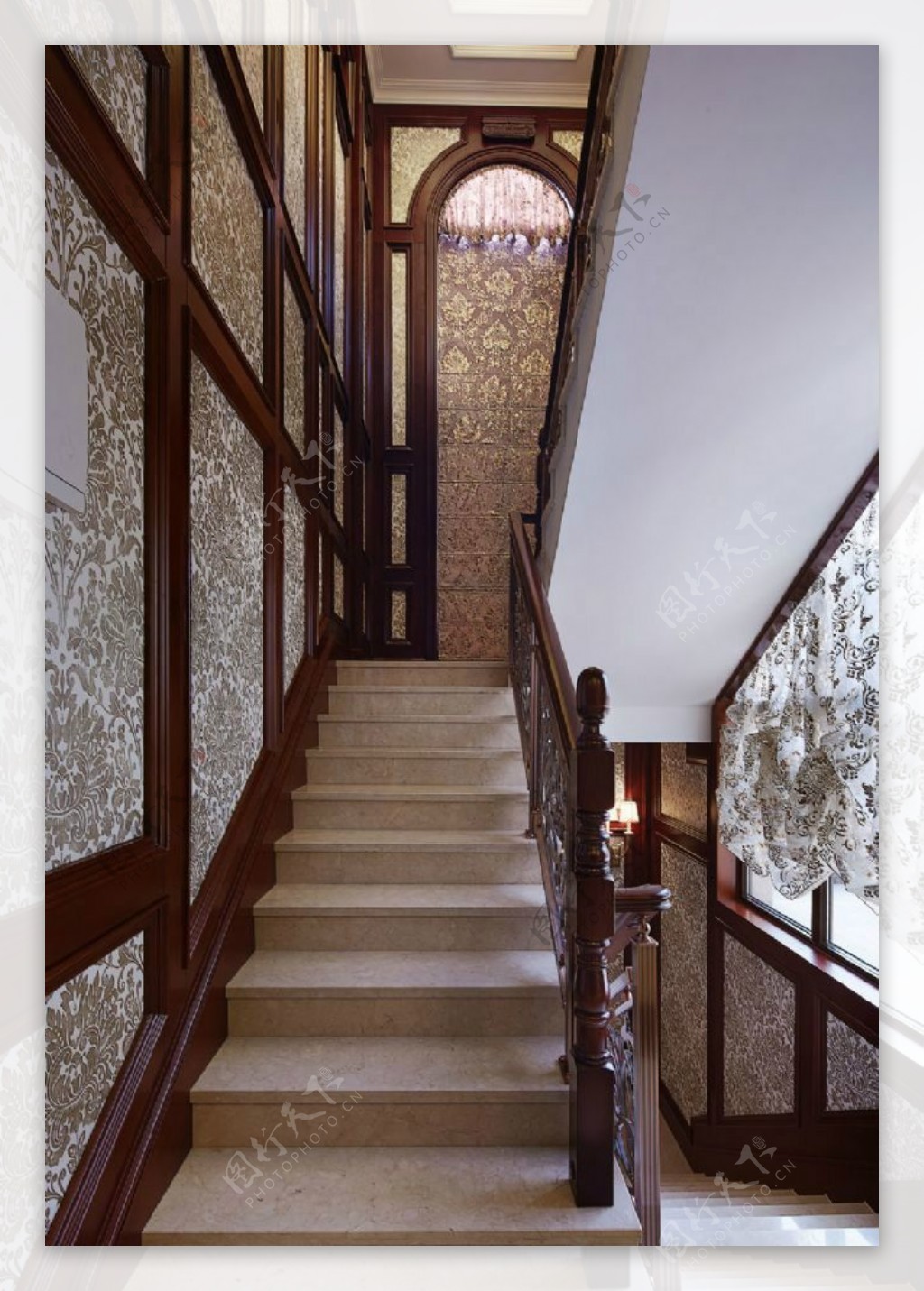 美式别墅楼梯间装修效果图