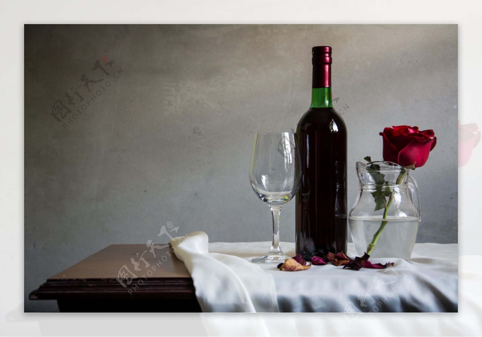 桌上的红酒酒杯和花朵图片