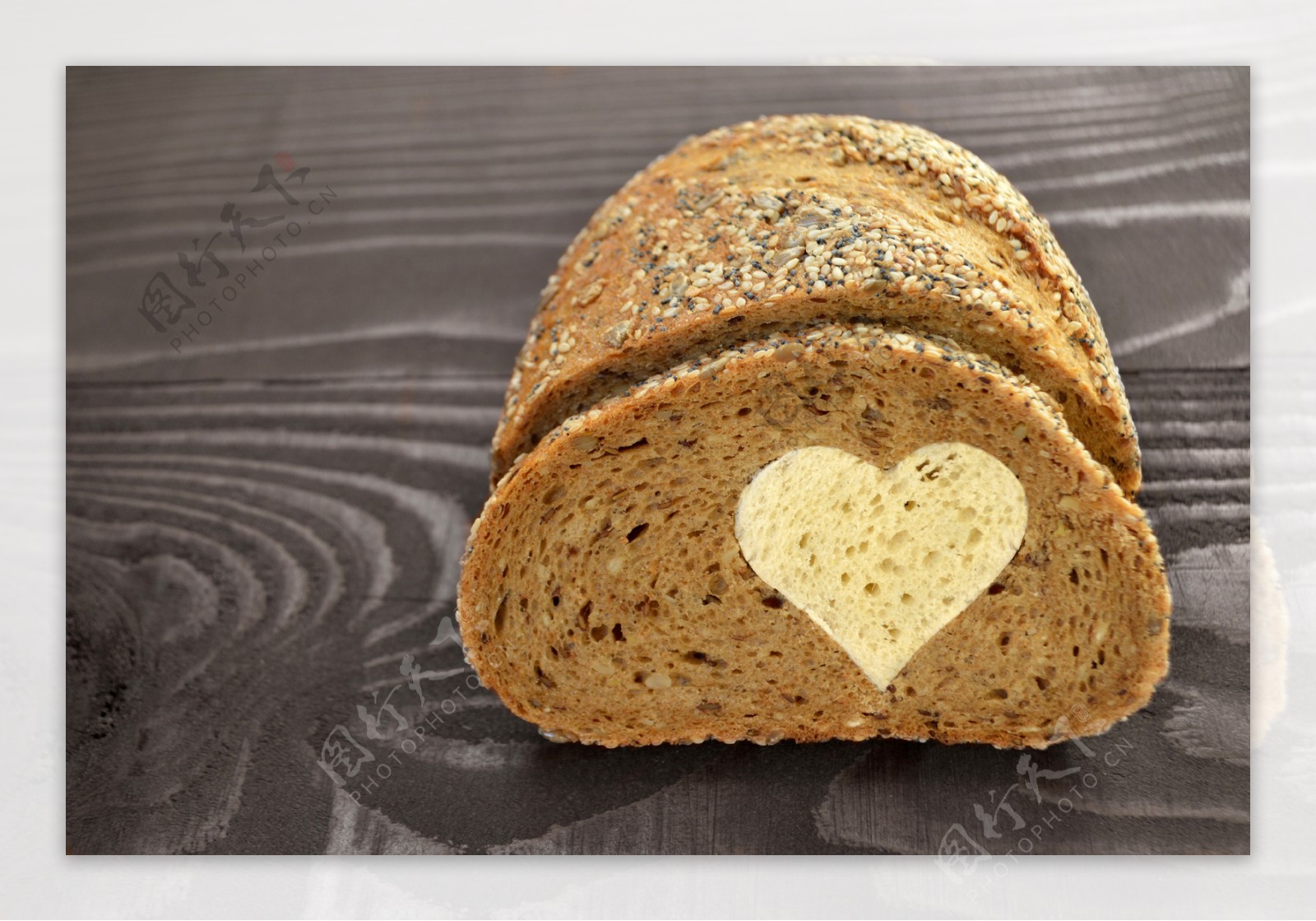 爱心粗粮面包图片