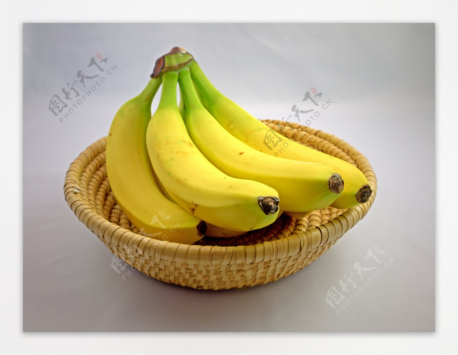 竹盘里的香蕉