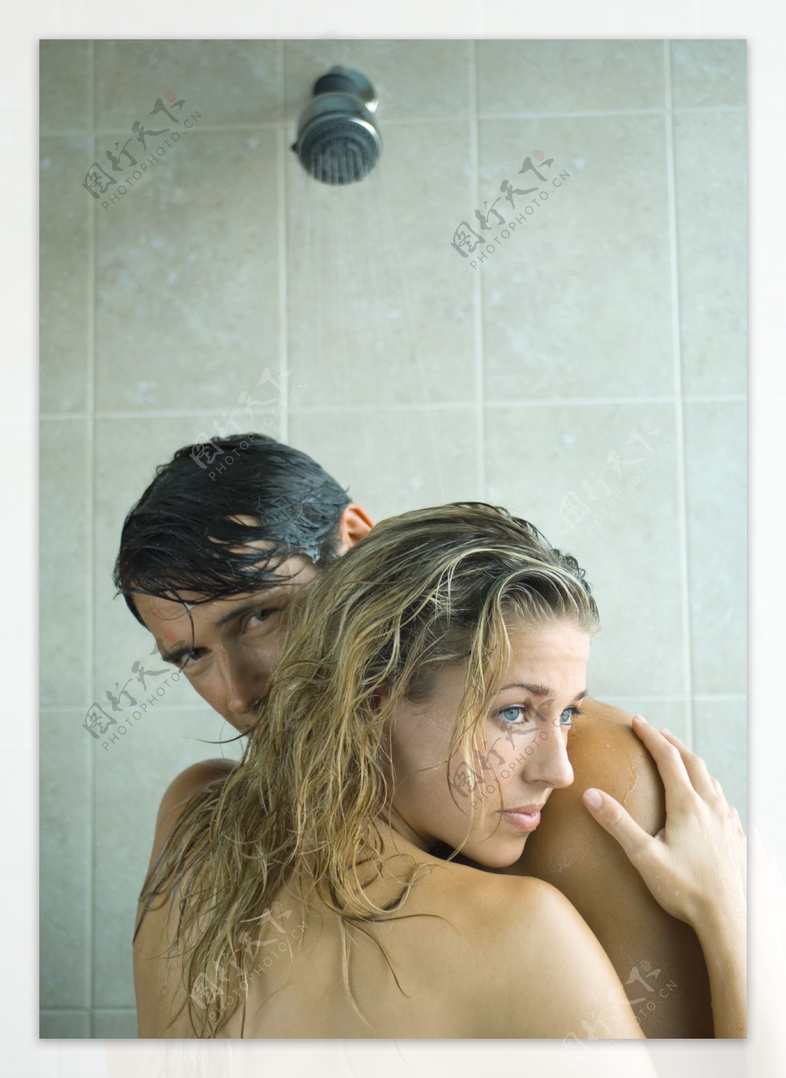 浴室里的情侣图片