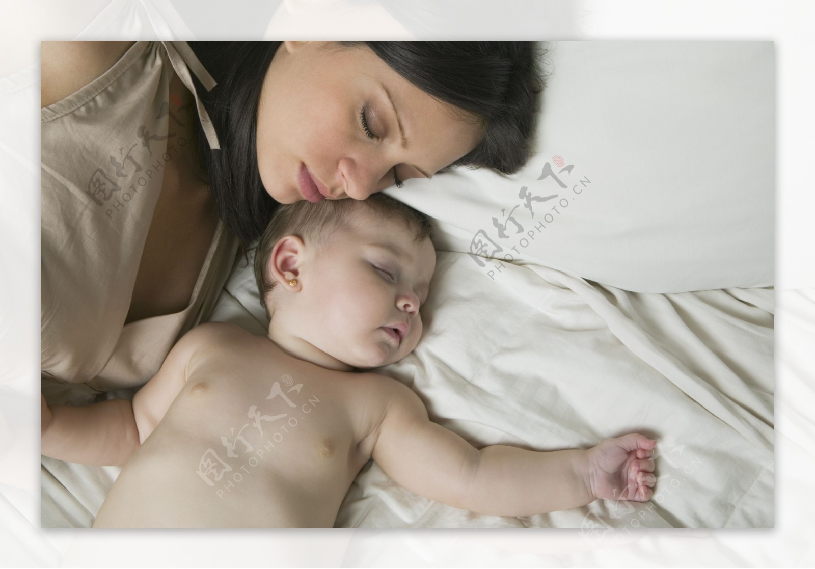 和母亲睡在一起的小婴儿图片
