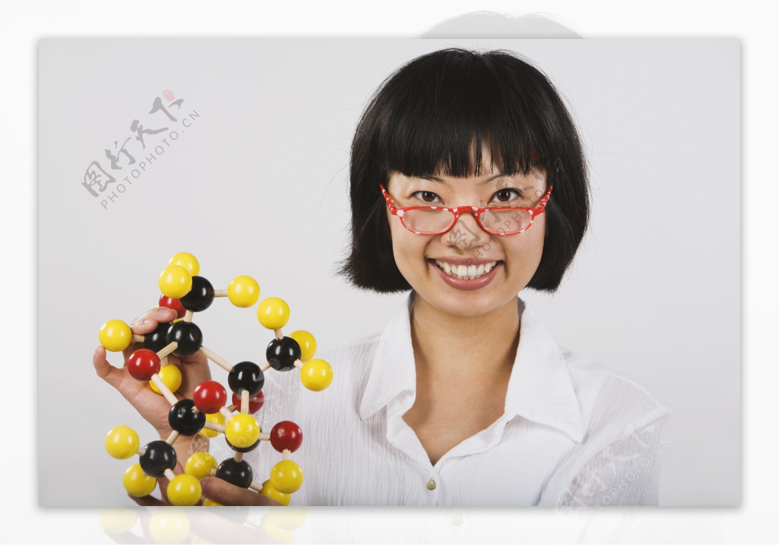 手拿化学分子式模型的女人图片