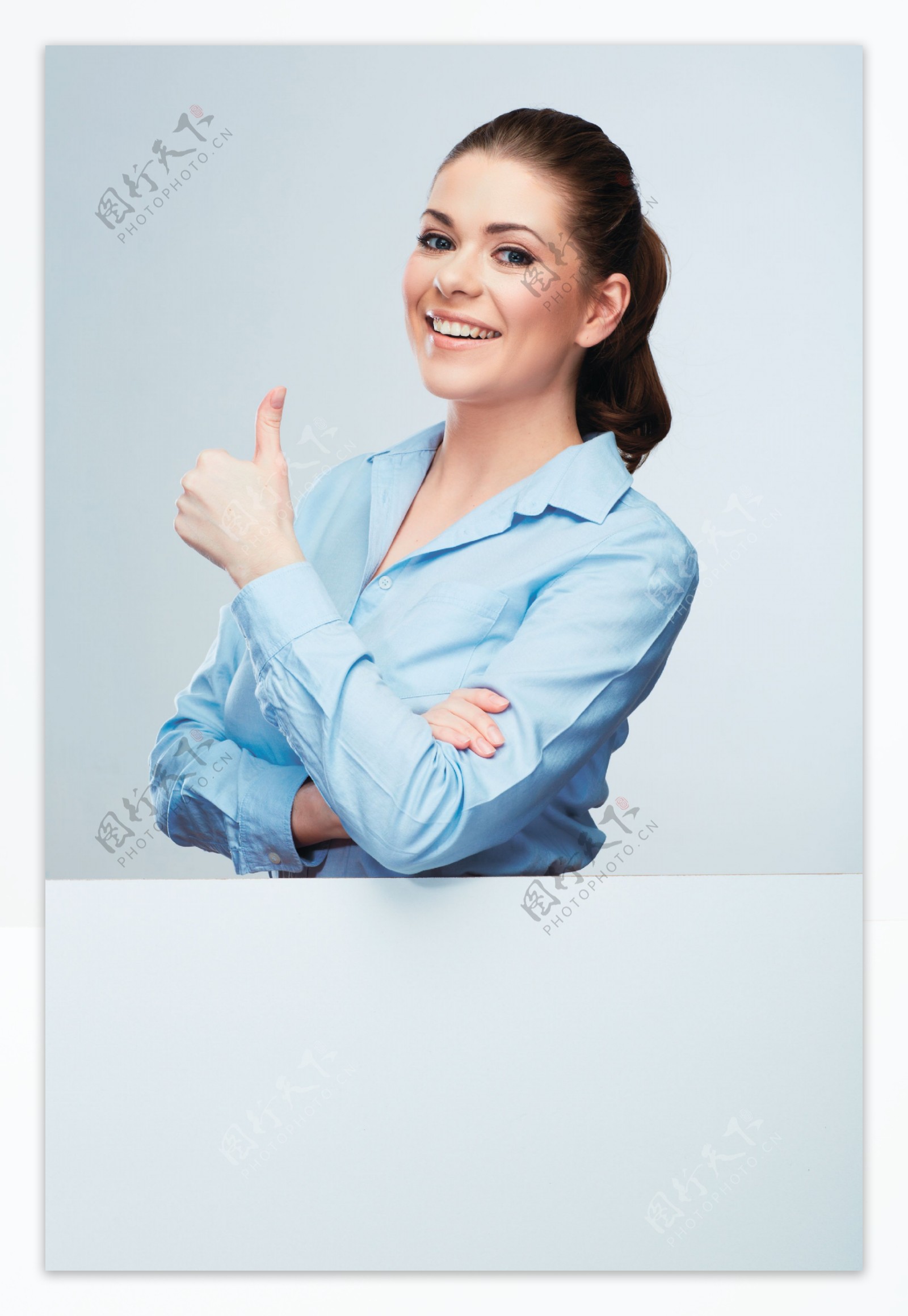 广告牌后面竖大拇指的外国女人图片
