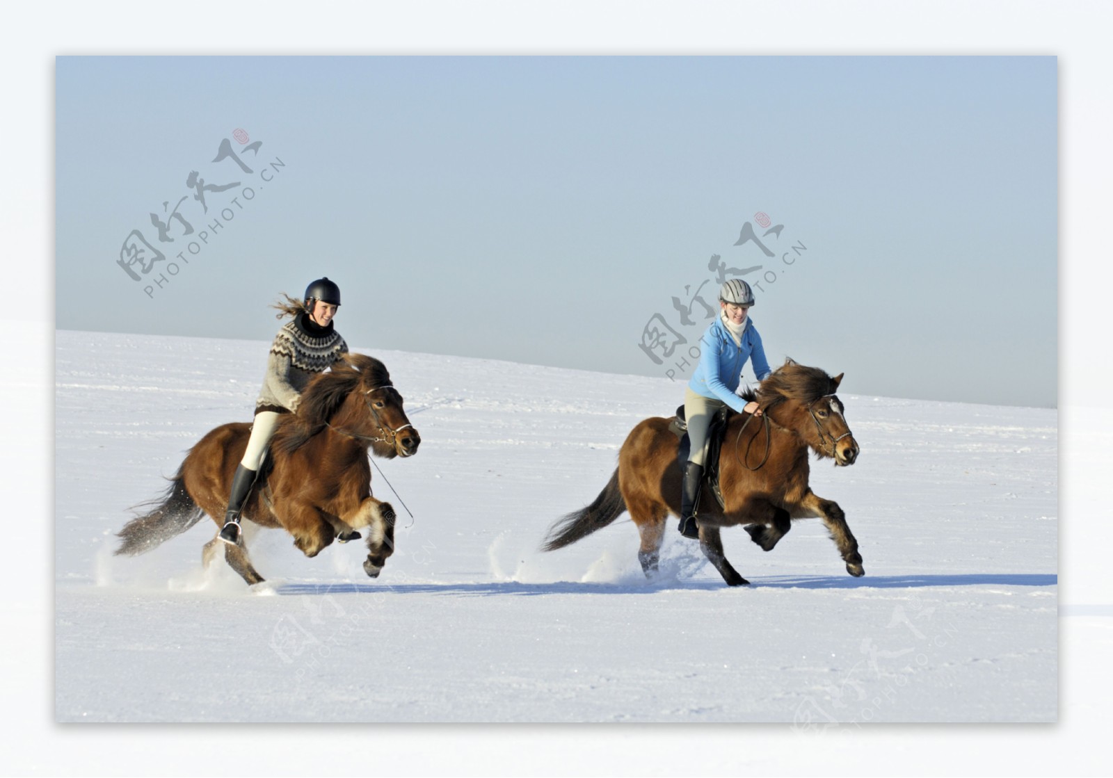 雪地里赛马的两个女孩图片