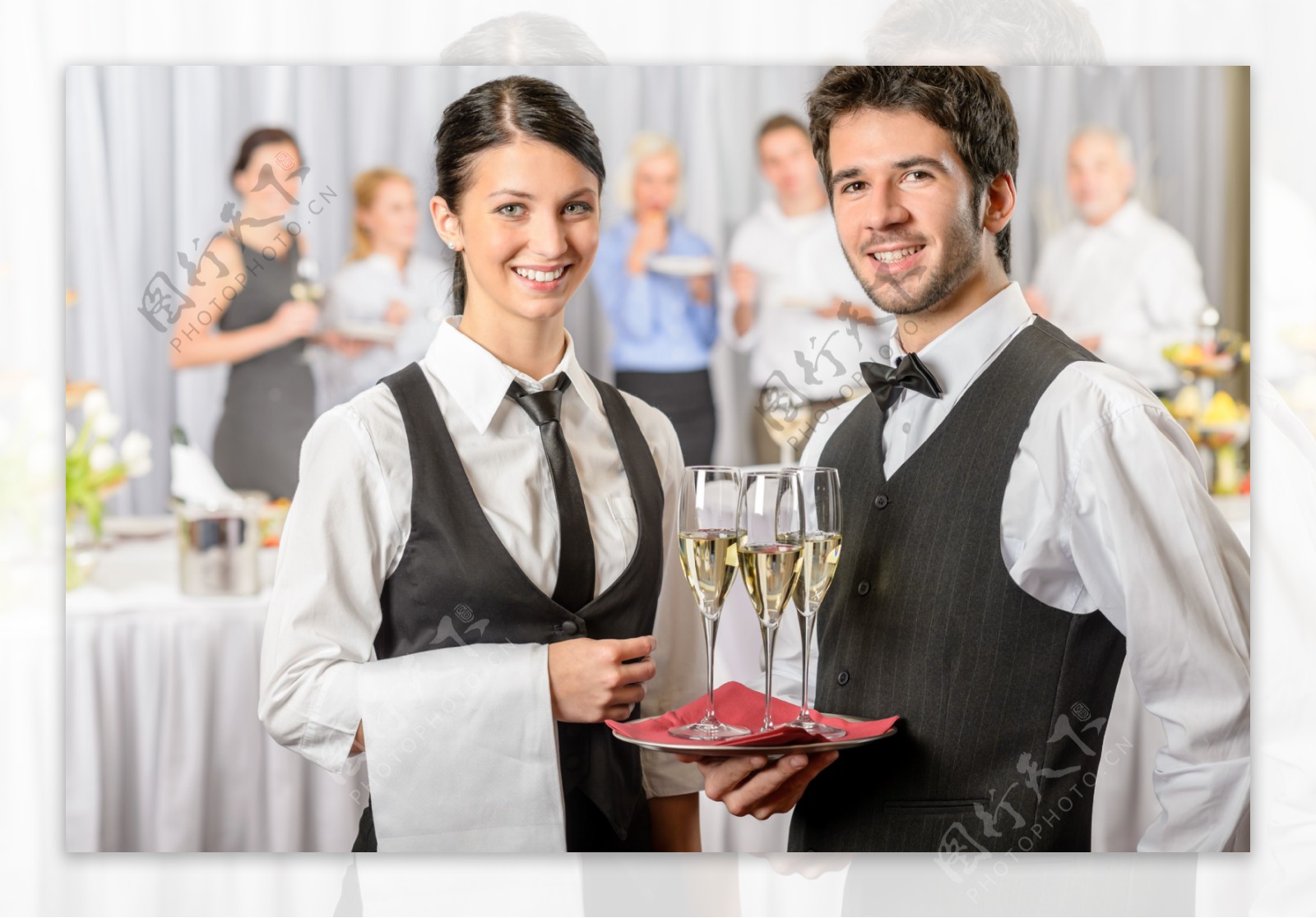 餐厅端着酒的完美服务人员图片