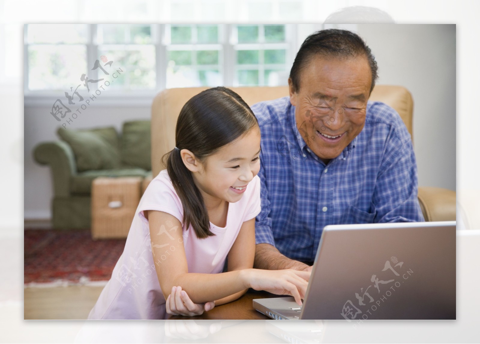 玩电脑的小女孩与爷爷图片