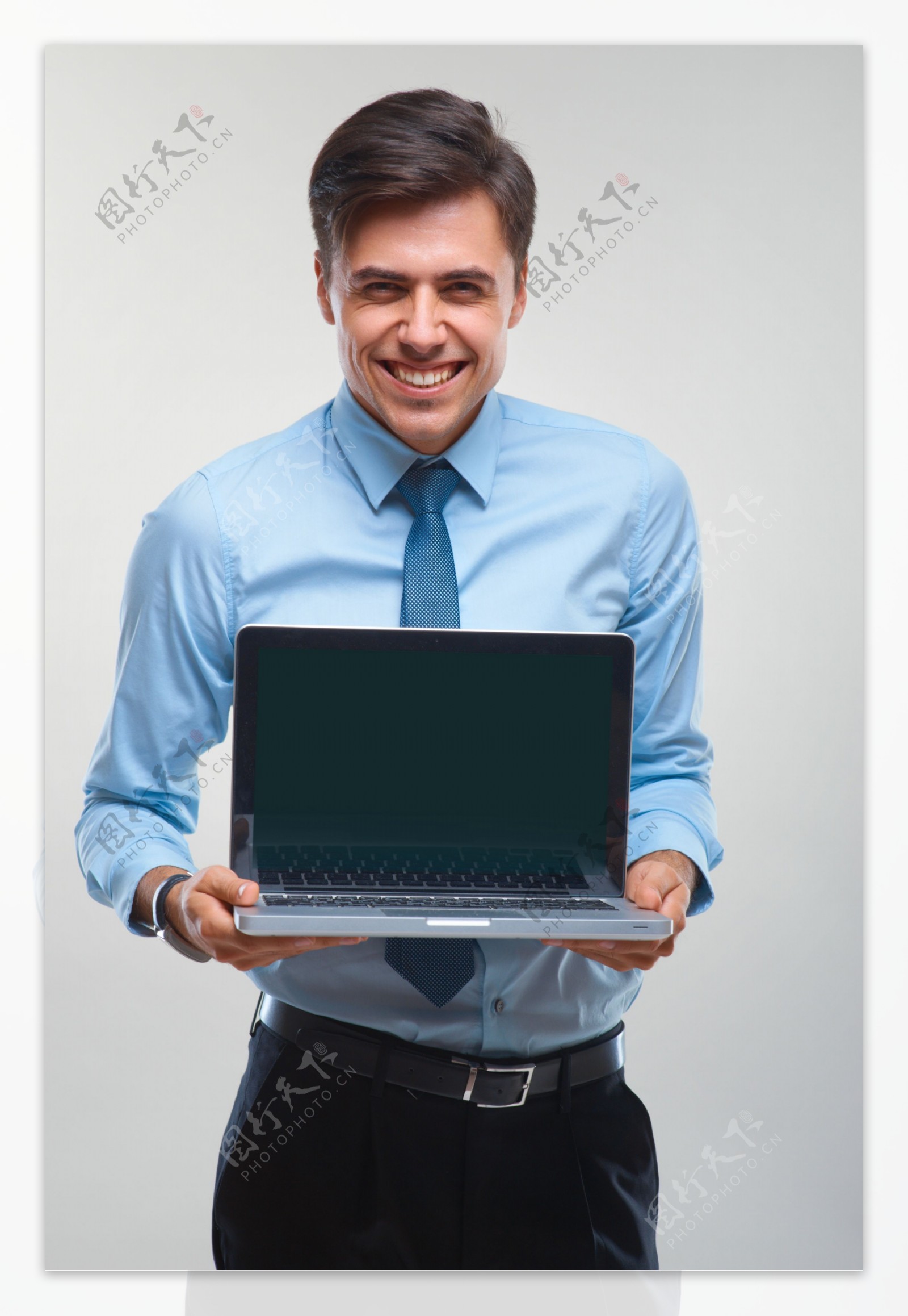 开心的拿着电脑的男人图片